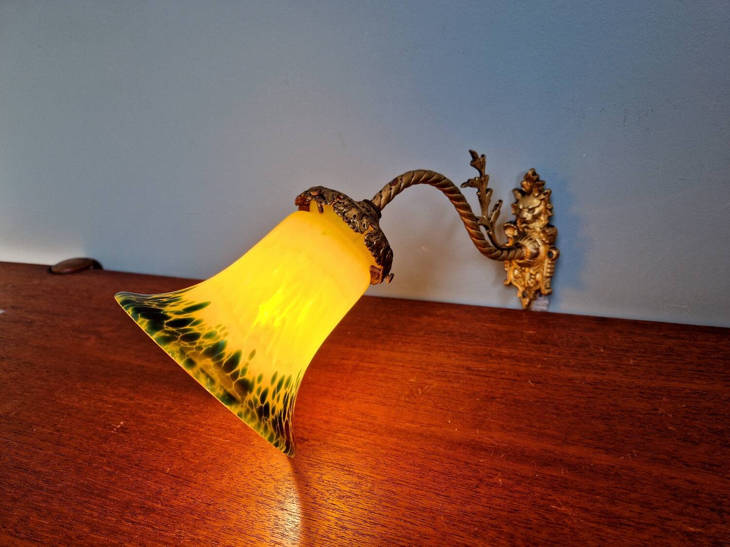 Wall sconce in gilded bronze and yellow/blue speckled glass