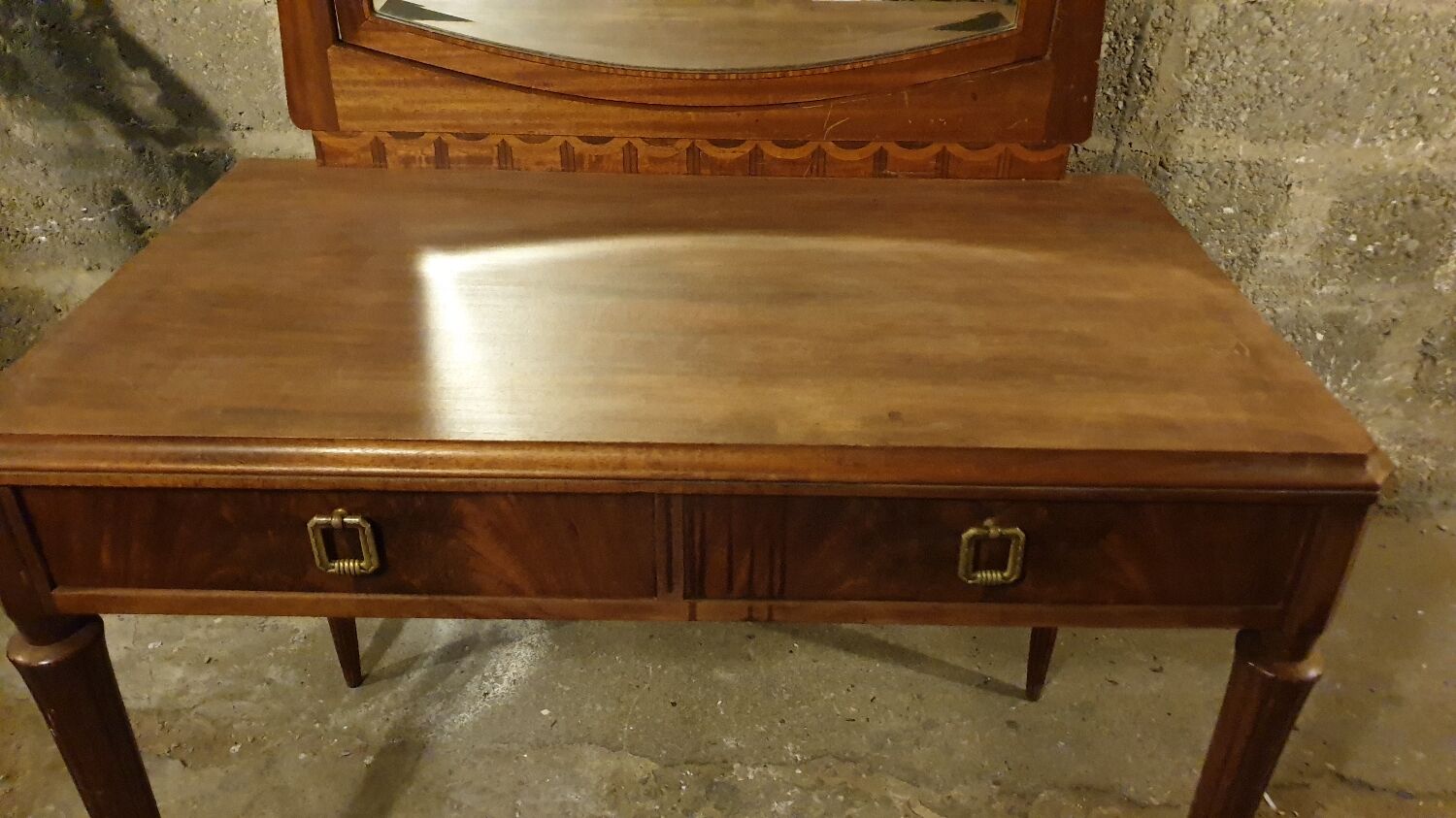 Walnut hairdresser year 20