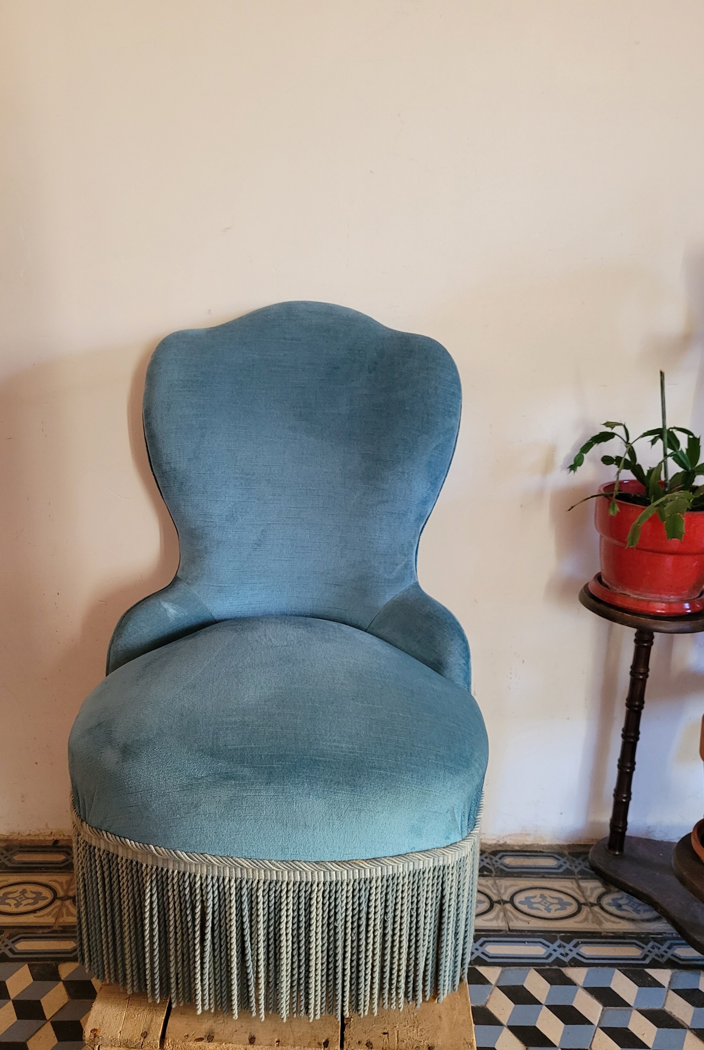 Blue toad armchair with fringes