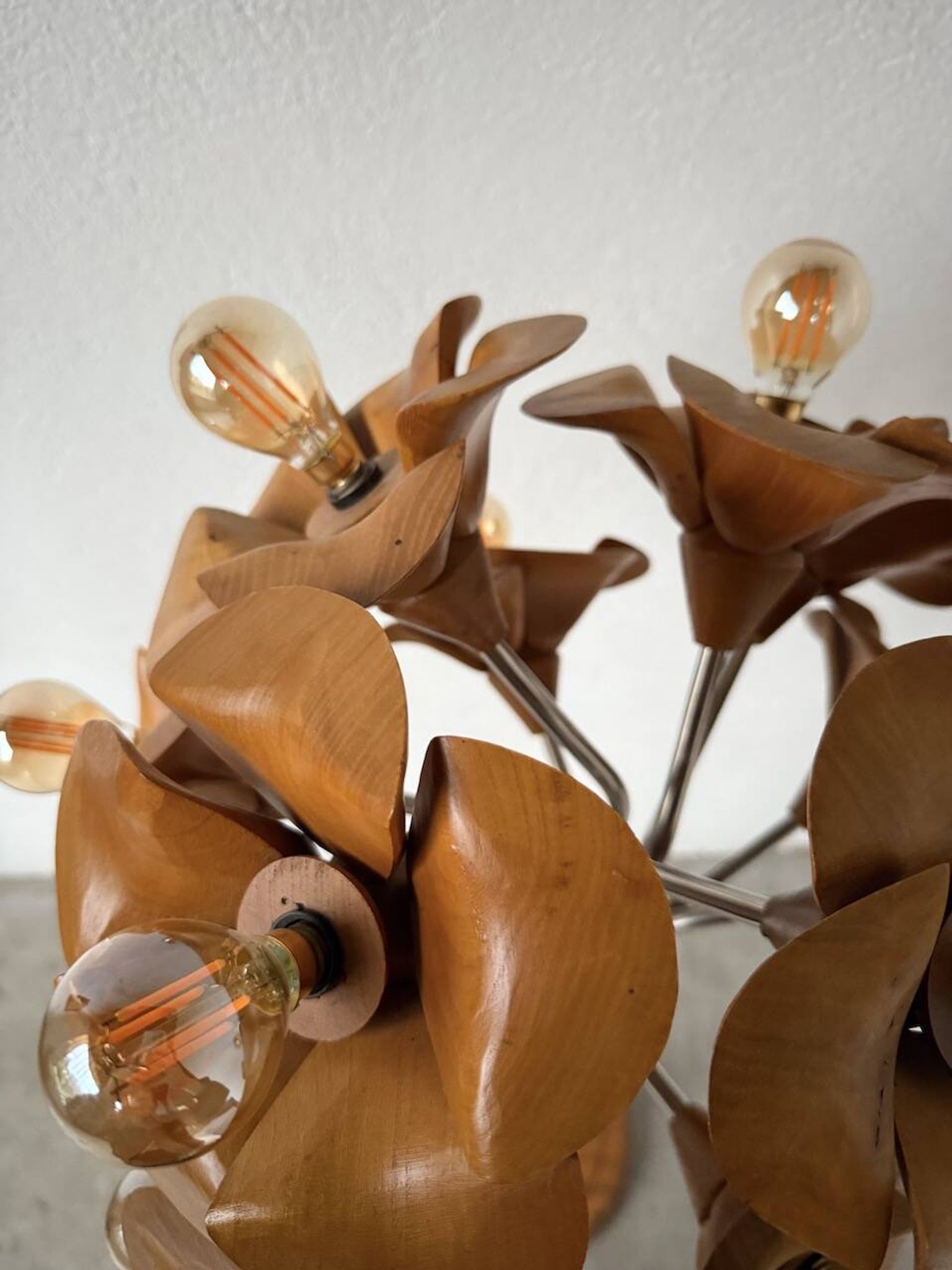 Lampadaire en orme motifs « fleurs », années 70