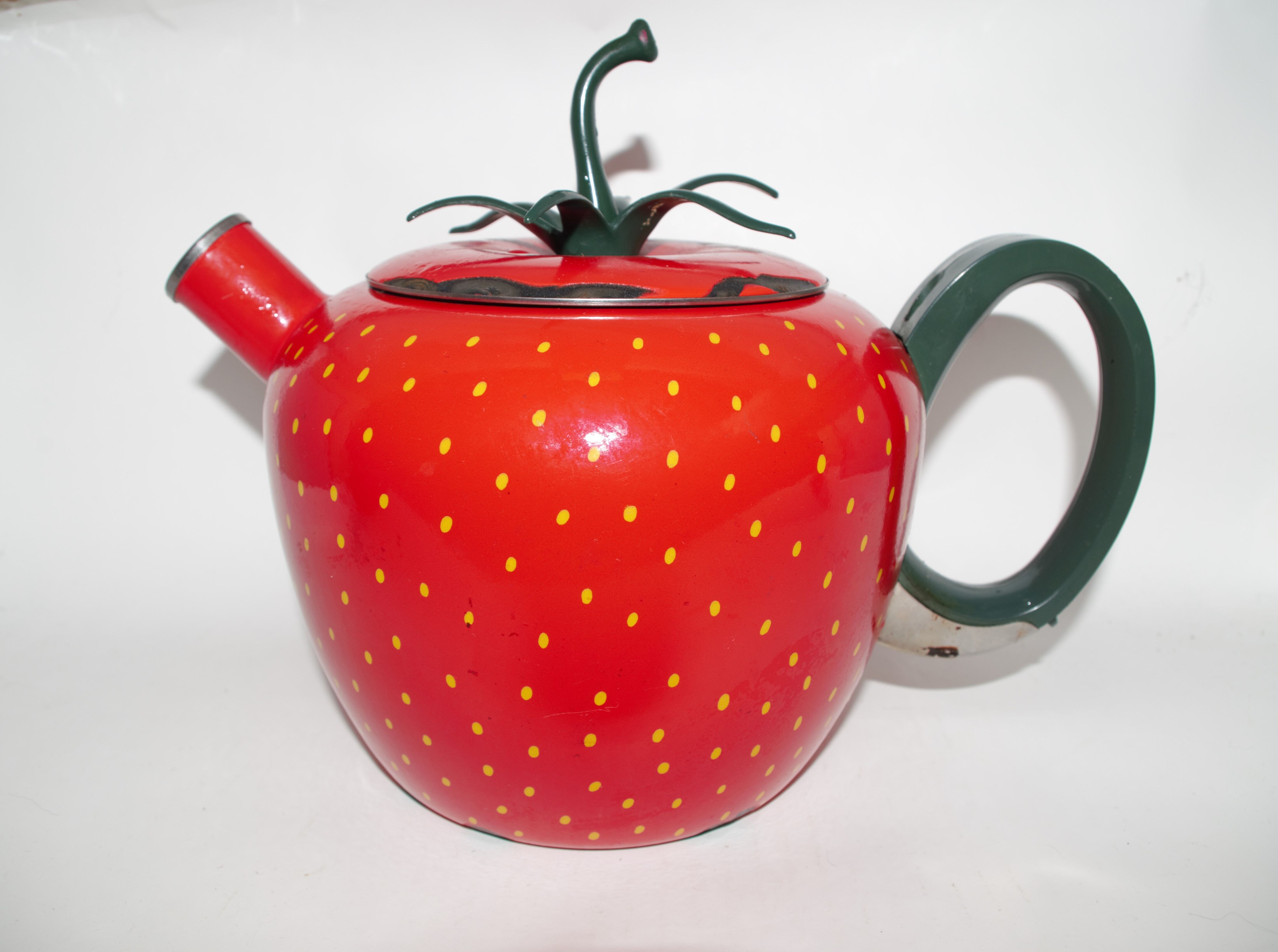 Enamelled strawberry kettle