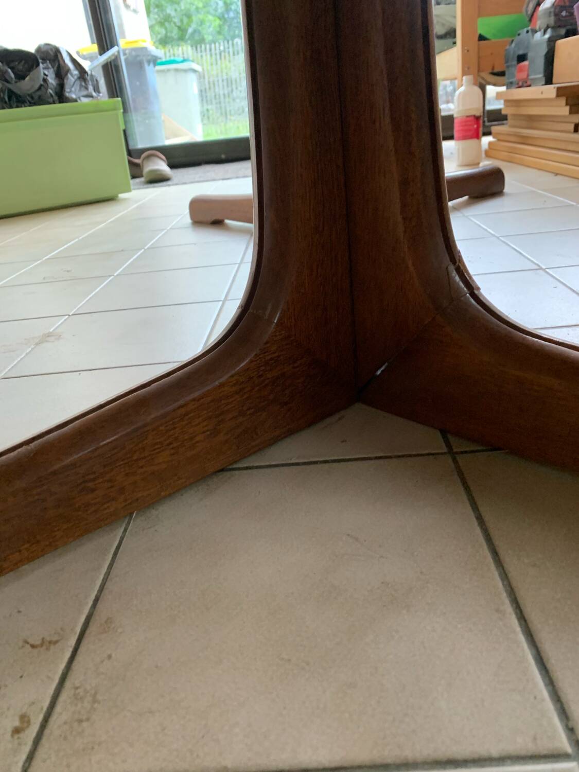 Baumann oval table with extensions