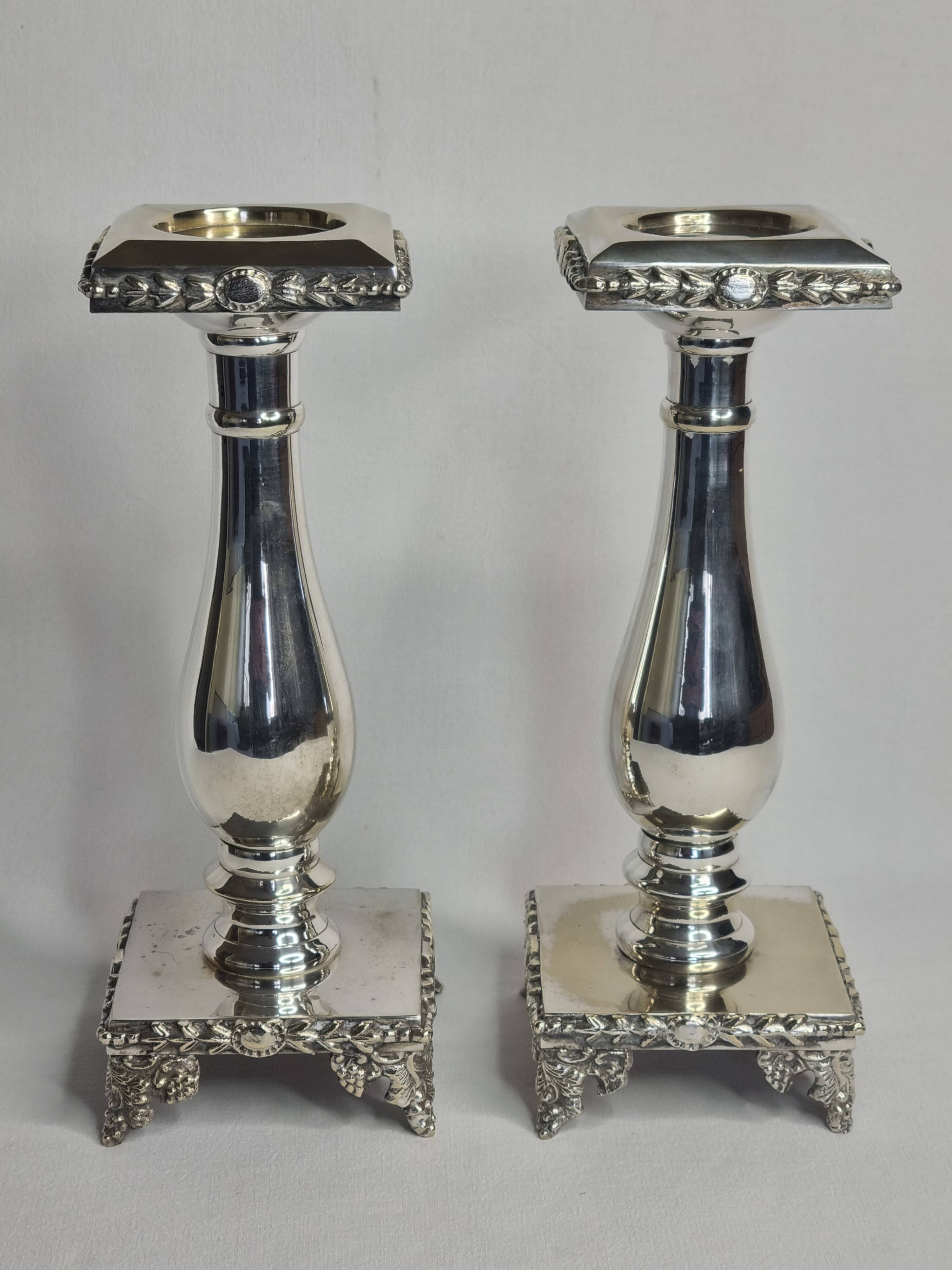 Paire de flambeaux style Louis XVI en métal argenté à plateformes 29 cm