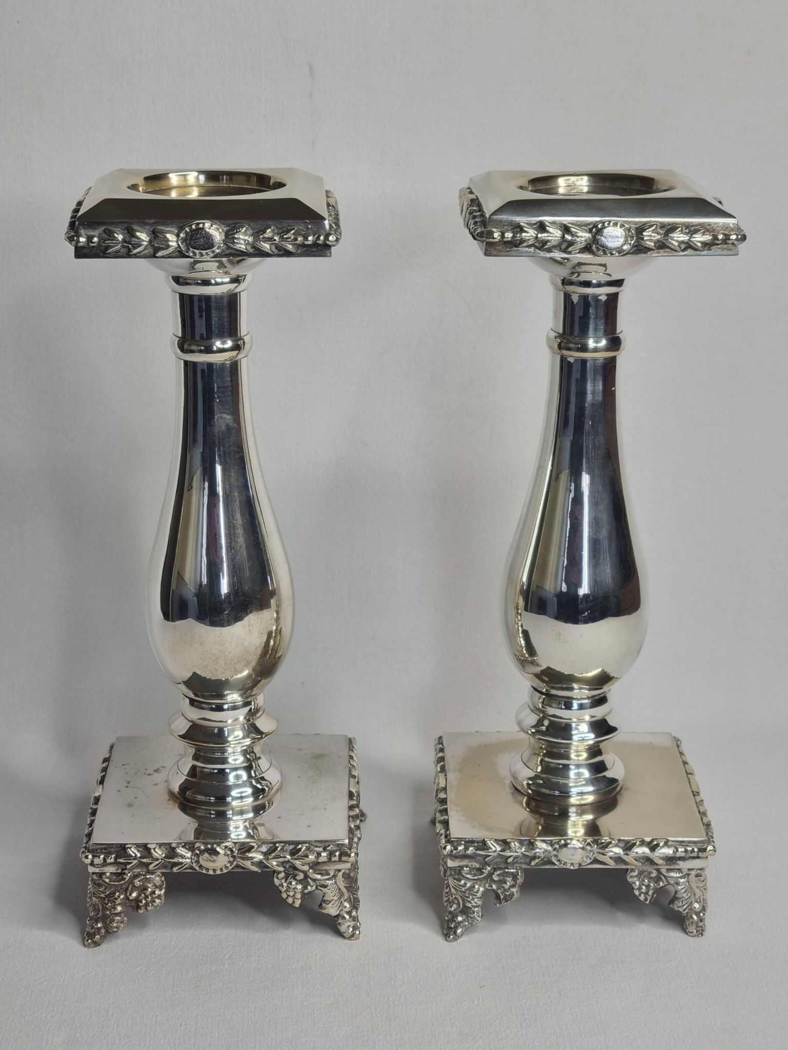 Paire de flambeaux style Louis XVI en métal argenté à plateformes 29 cm