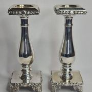 Paire de flambeaux style Louis XVI en métal argenté à plateformes 29 cm