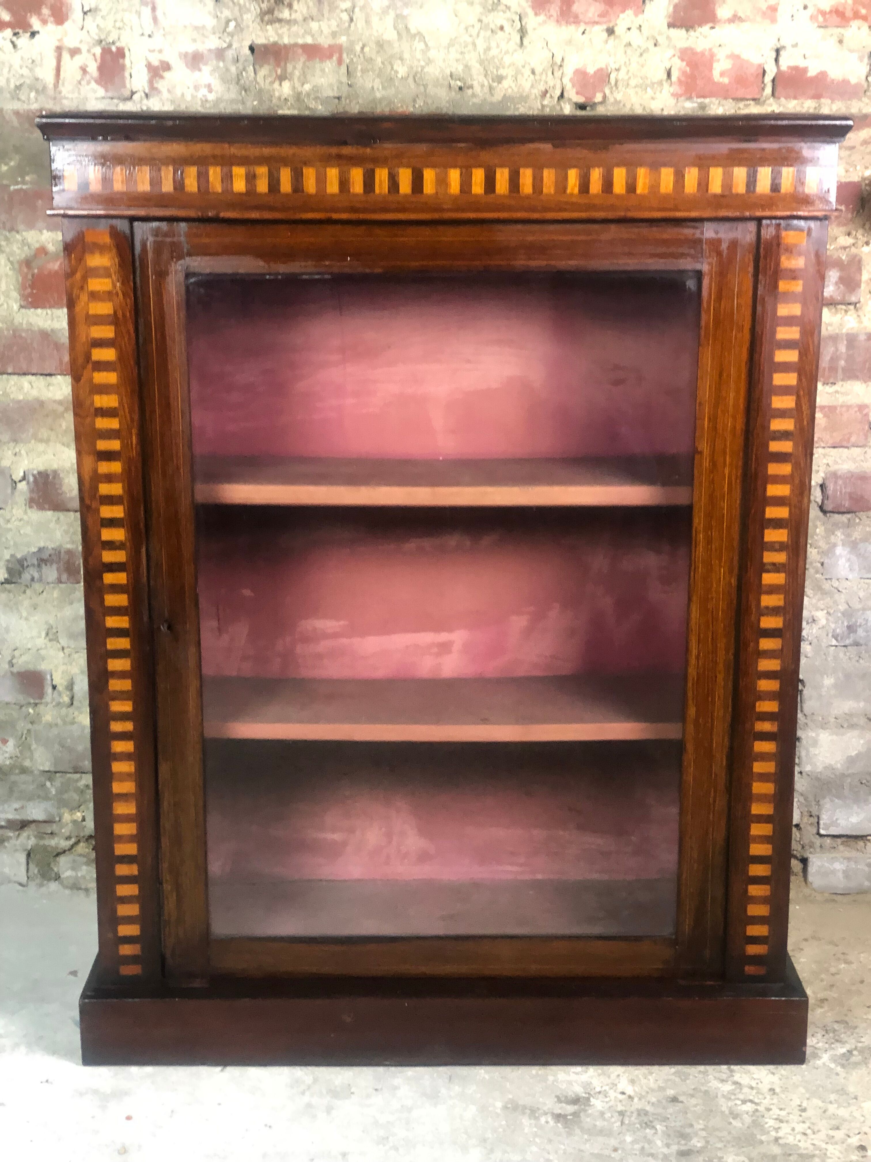 Low English style showcase/bookcase in mahogany and mahogany veneer 1930