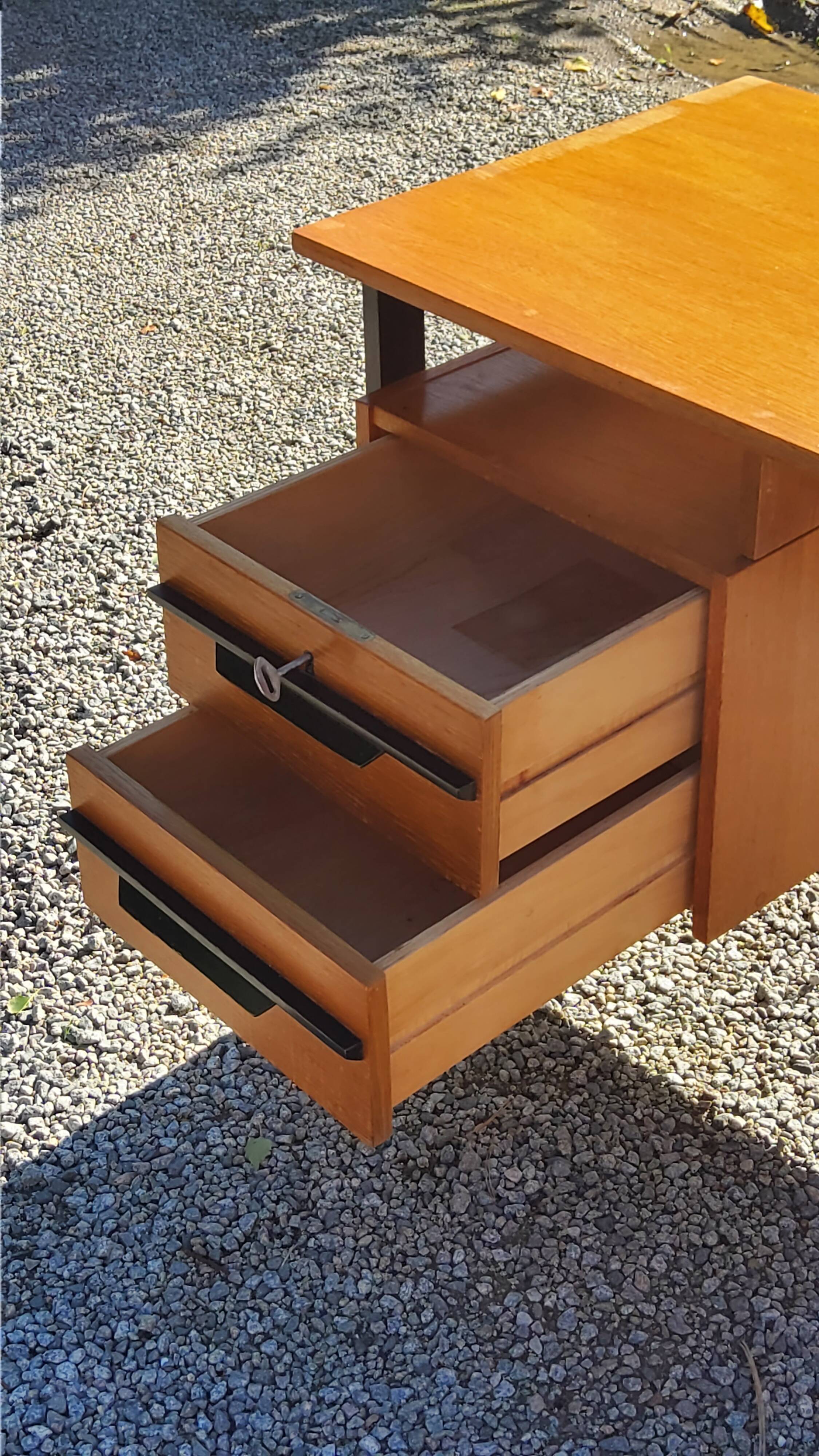 Bureau vintage en chêne blond piètement en bois noirci des années 50