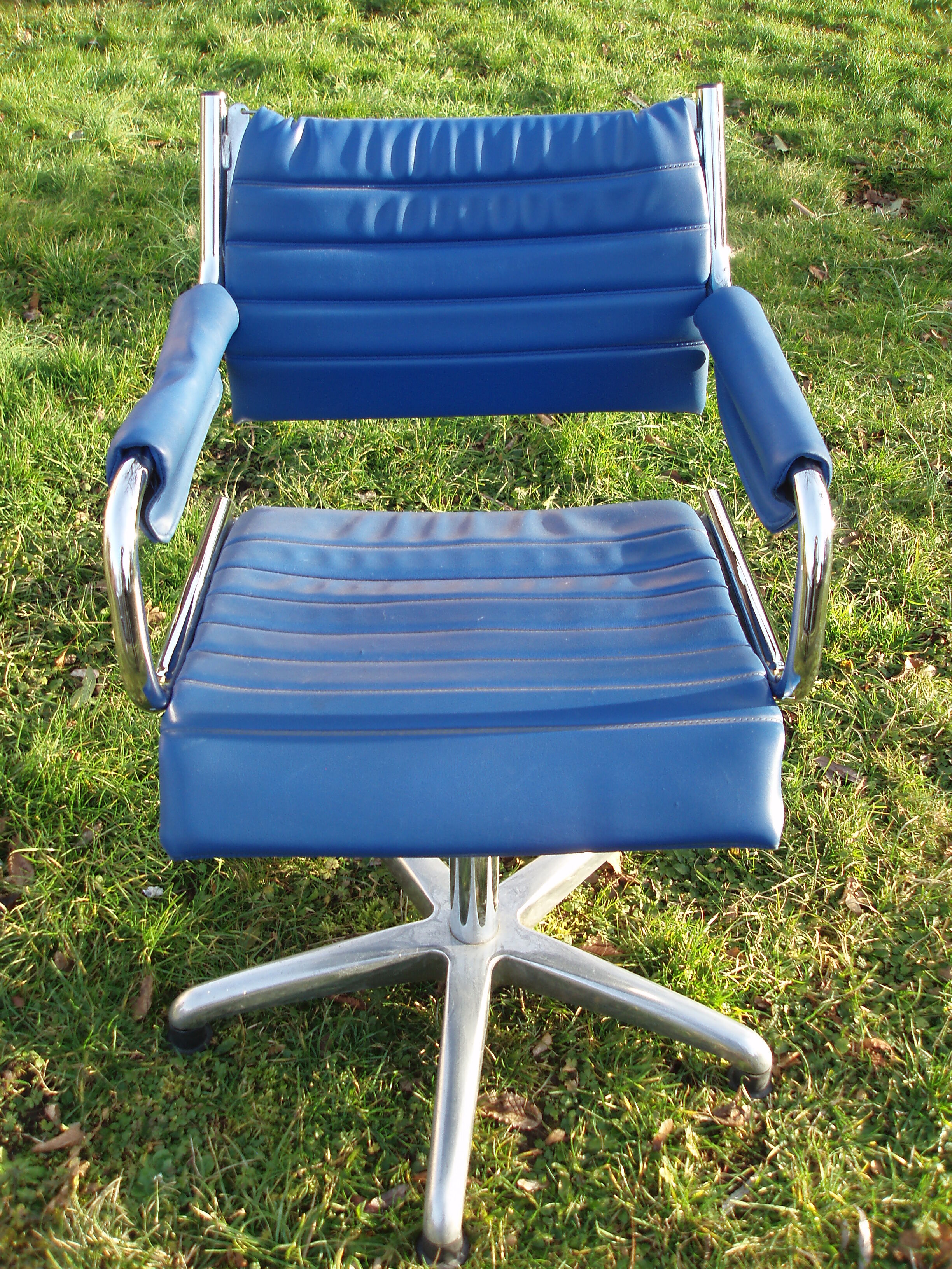 Blue office chair of the 70s swivelling