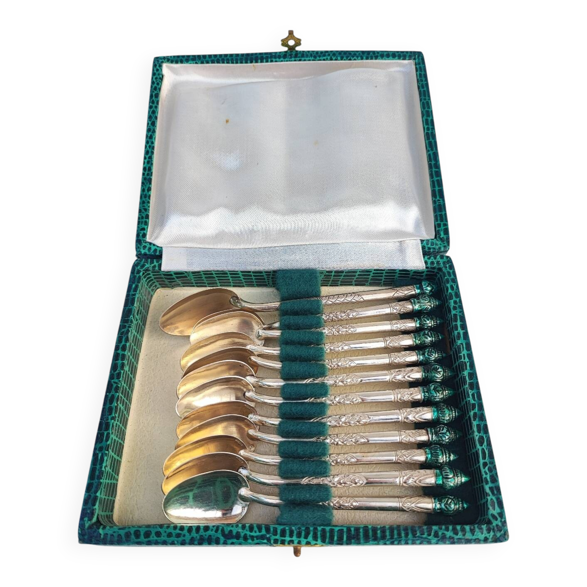 Set of boxed silver teaspoons
