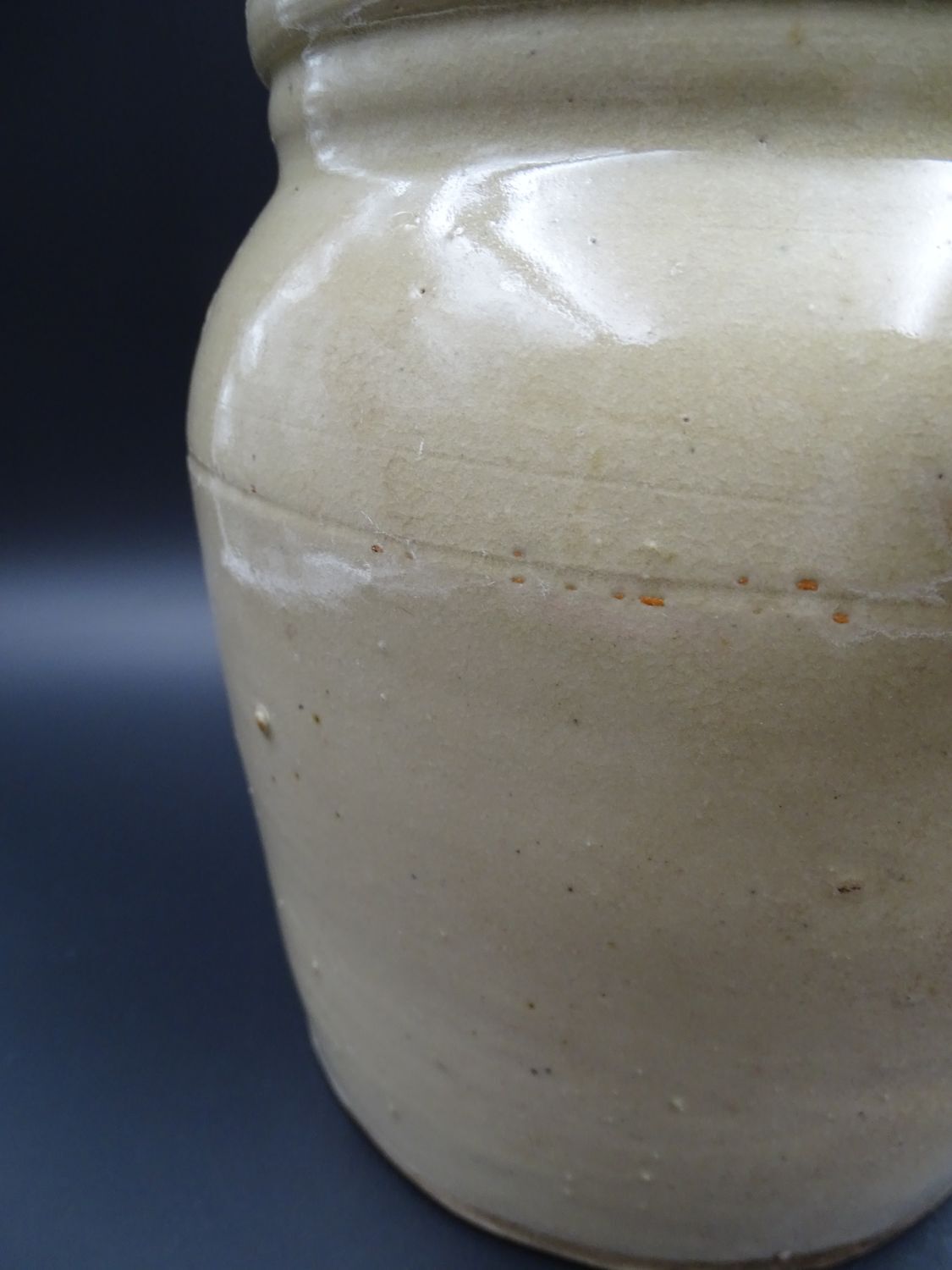 Grease pot with burgundy sandstone spout