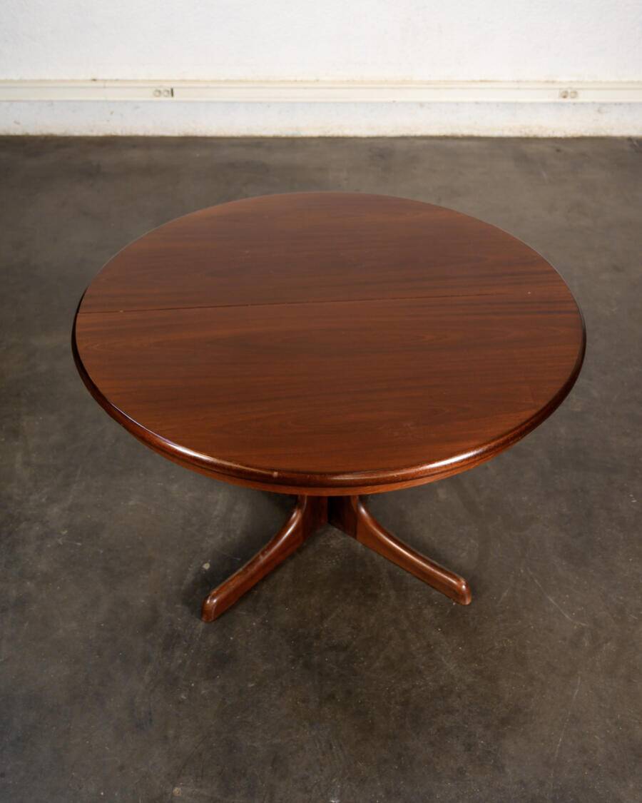 Table with central legs and 2 extensions.