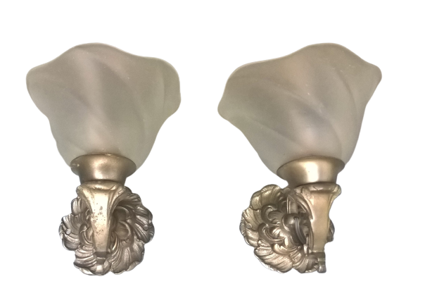 Pair of vintage rococo style sconces in patinated tin and frosted glass - 70's
