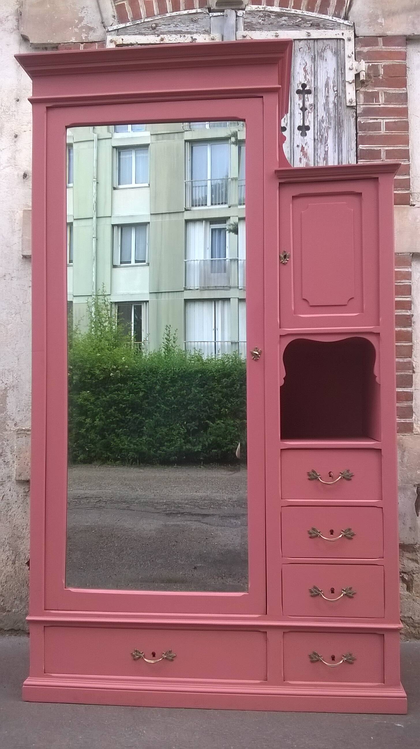 Parisian hotel wardrobe year 1900