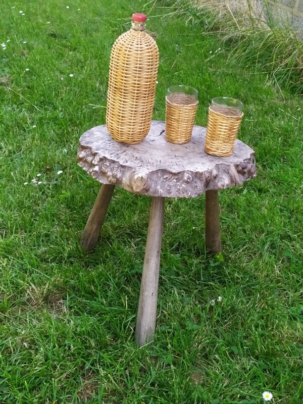 Bouteille et verres en rotin
