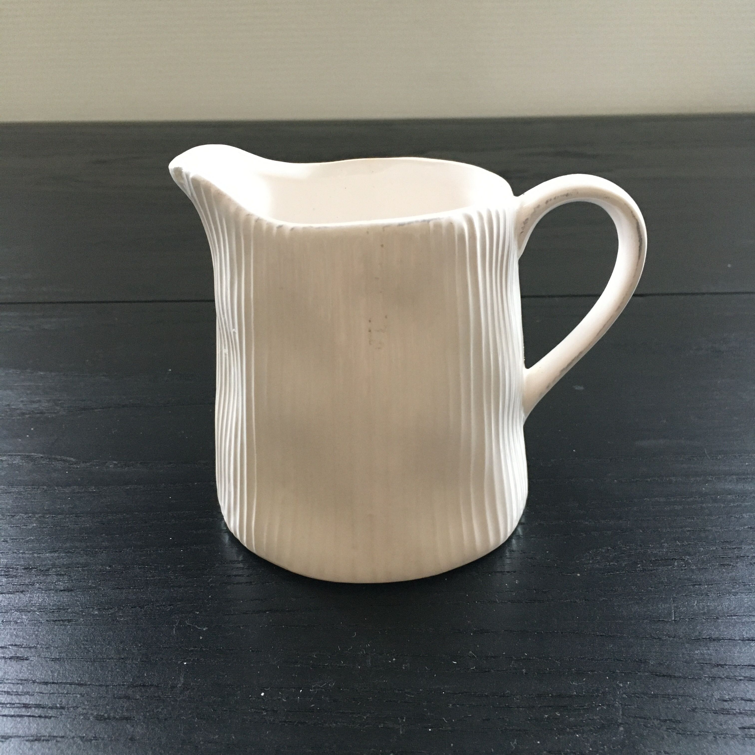 Pichet blanc strié en relief