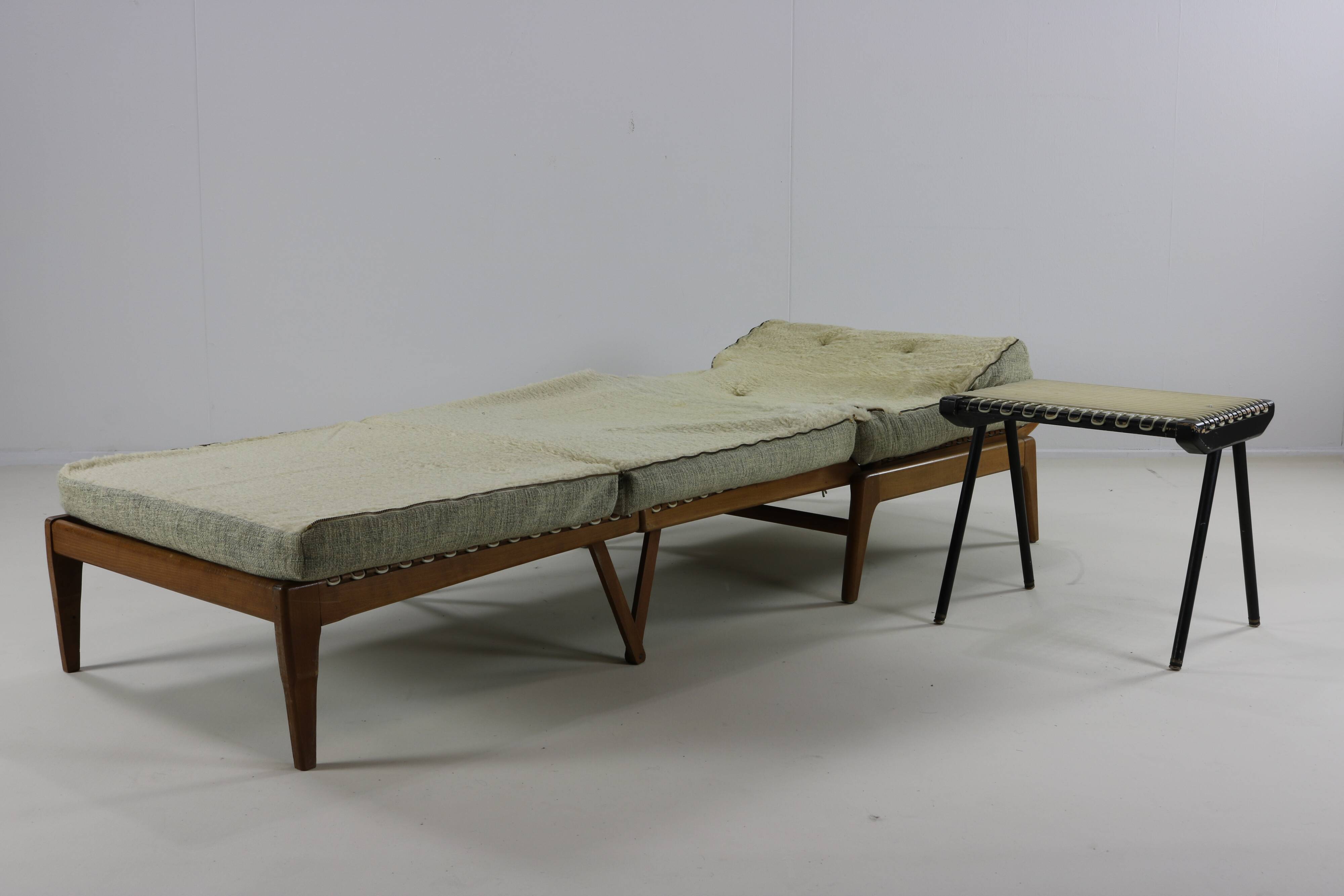 Midcentury french design fauteuil / day bed by George Tigien