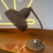 Lampe champignon col de cygne laiton martelée dorée — années 60