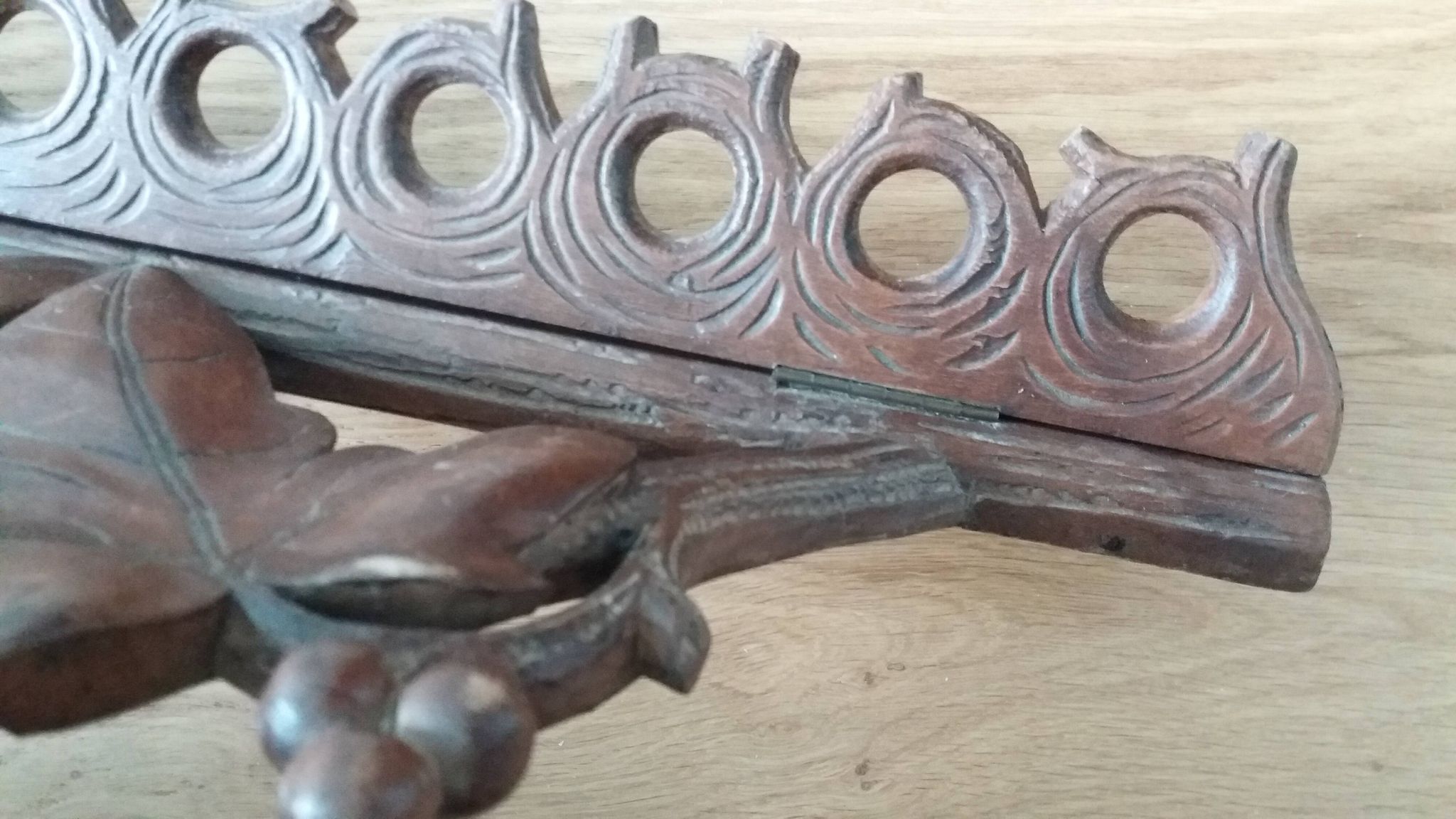 Porte pipes en bois sculpté