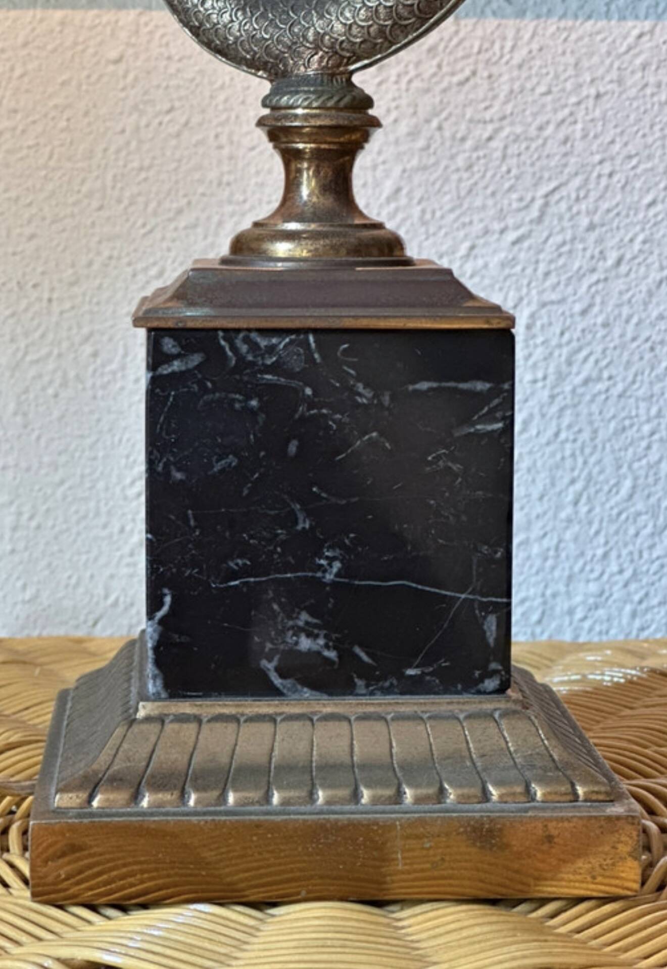 Lampe sculpturale vintage avec dauphin en bronze sur base en marbre noir -Holl
