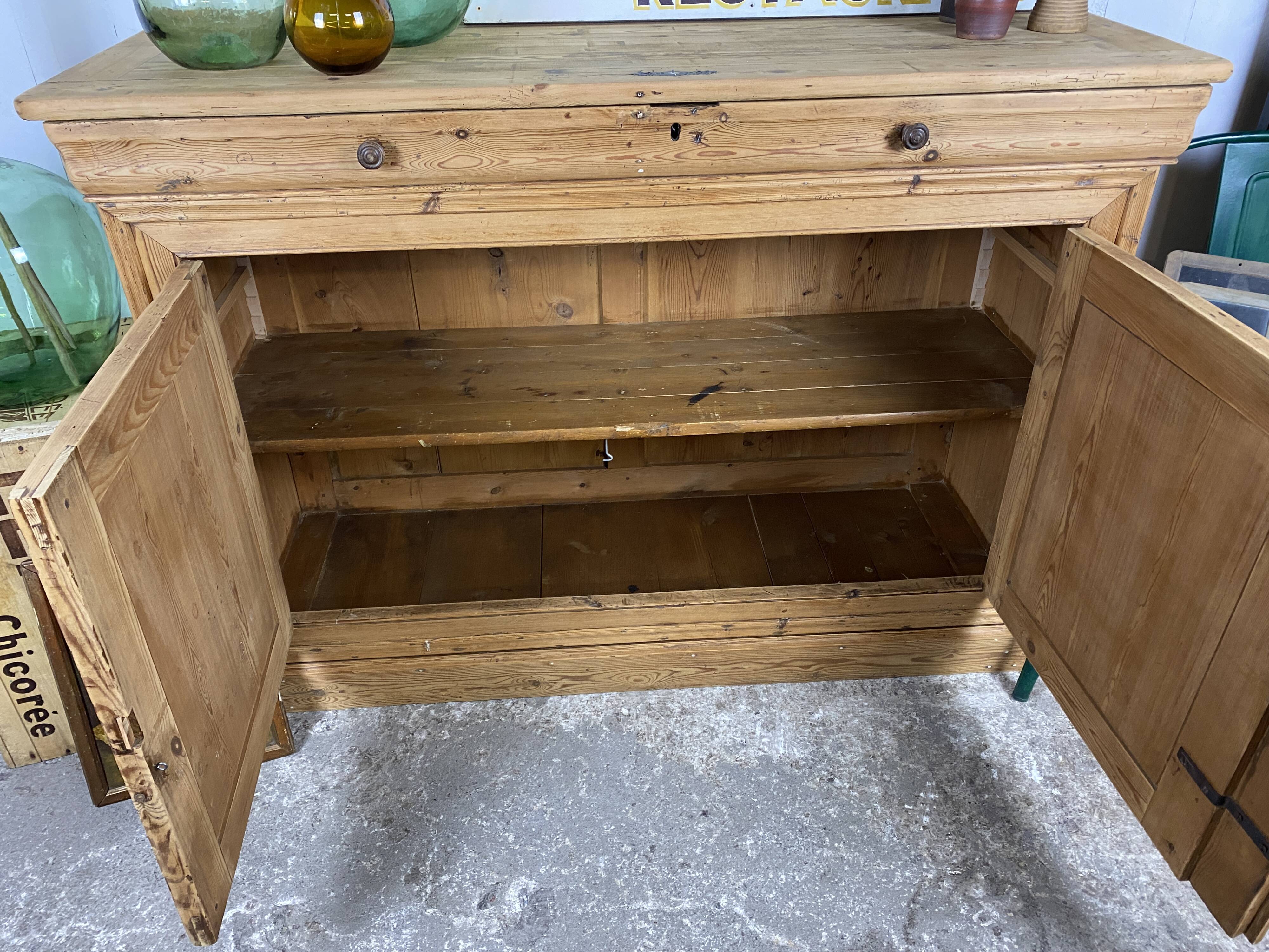 Country buffet in pitchpin