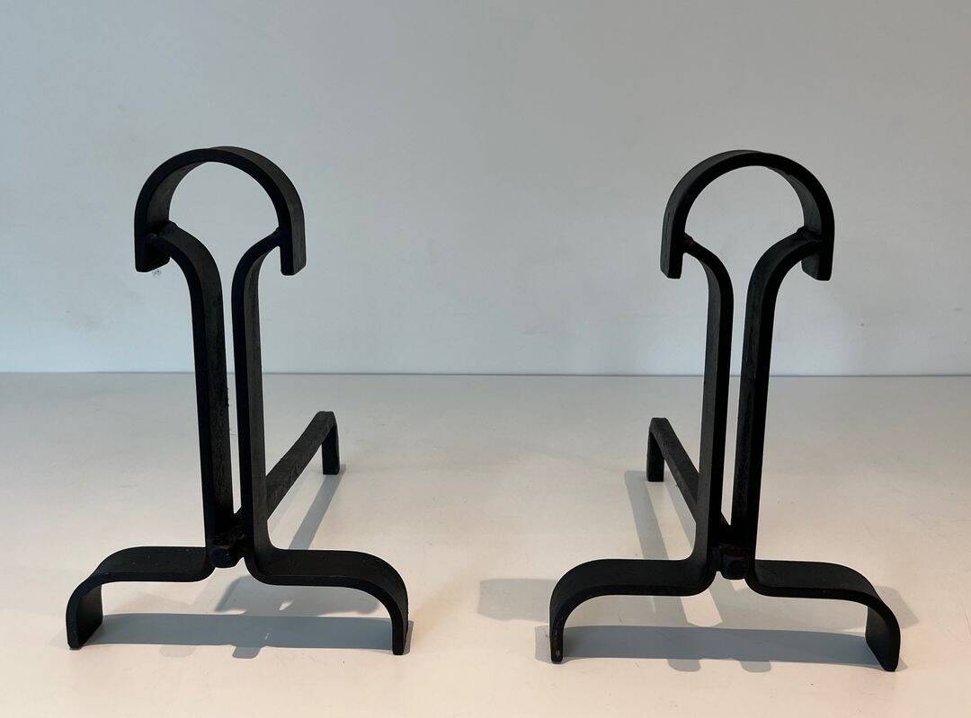 Paire de Chenets Modernistes en Fer Forgé à Finials en Goutte et Bases Évas