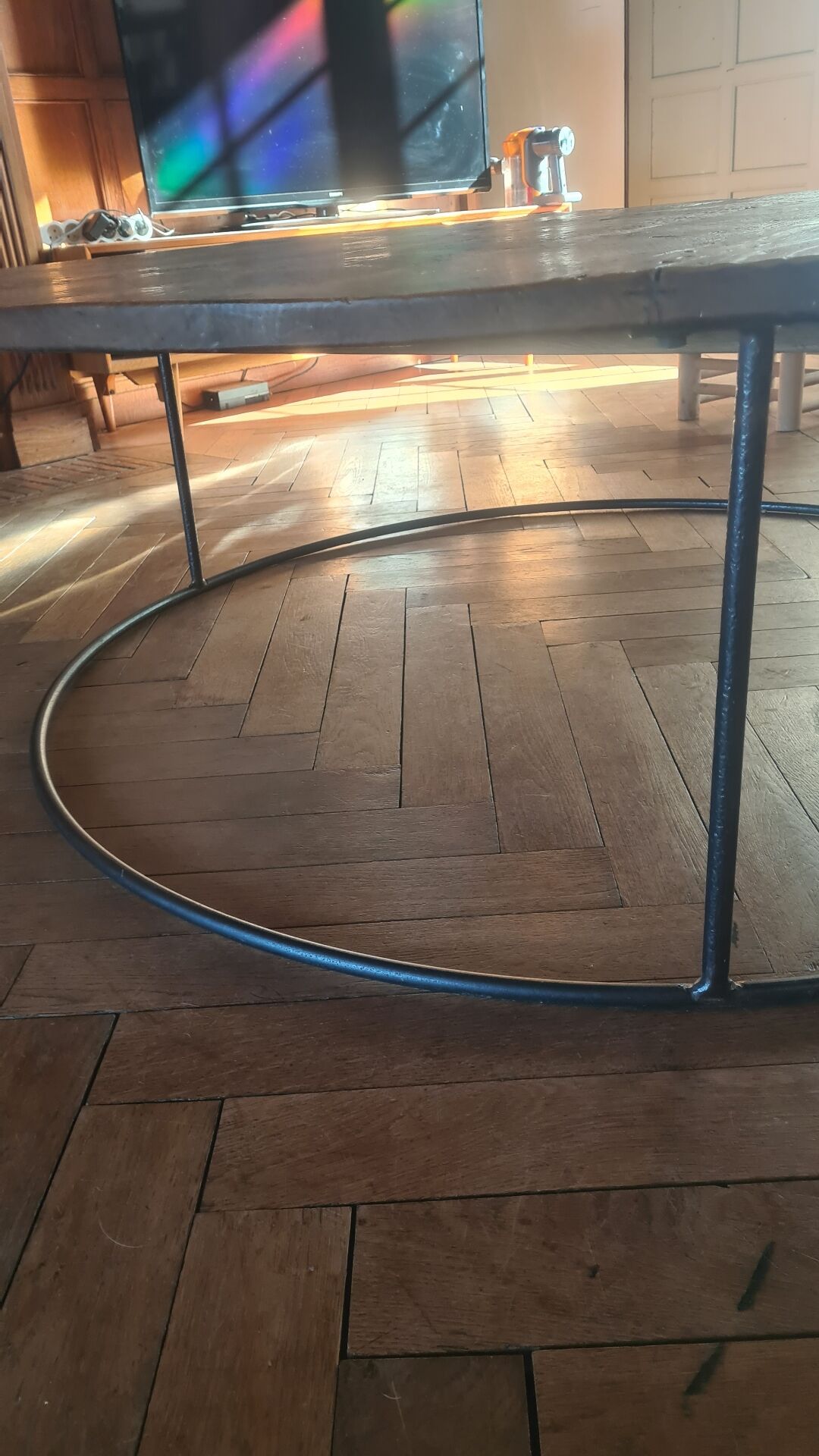 Large round coffee table in wood and wrought iron.