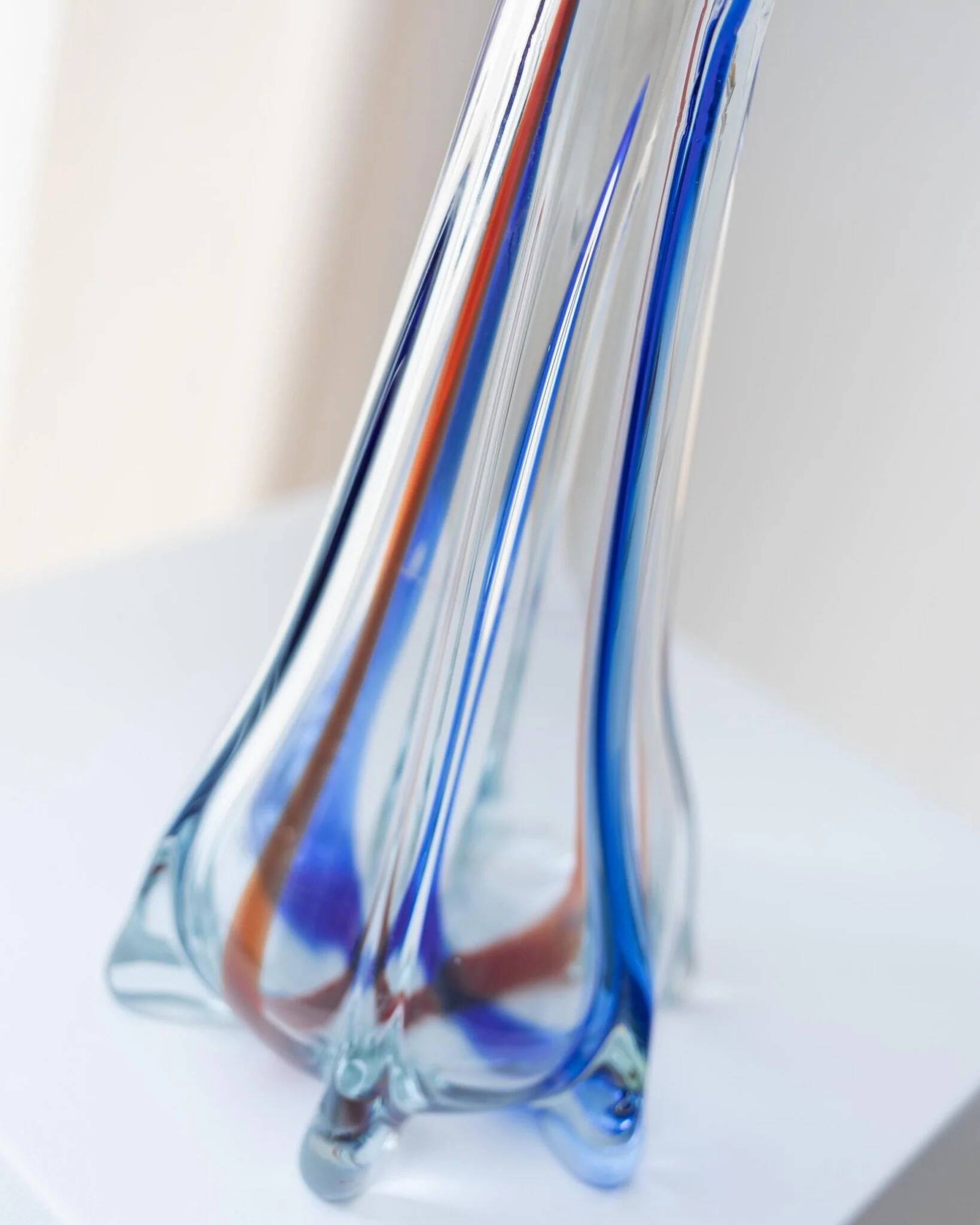 Grand vase en verre de Murano vintage, verre clair avec des détails bleus et rouges, années 1970 Italie – Soufflé à la main, base en trépied