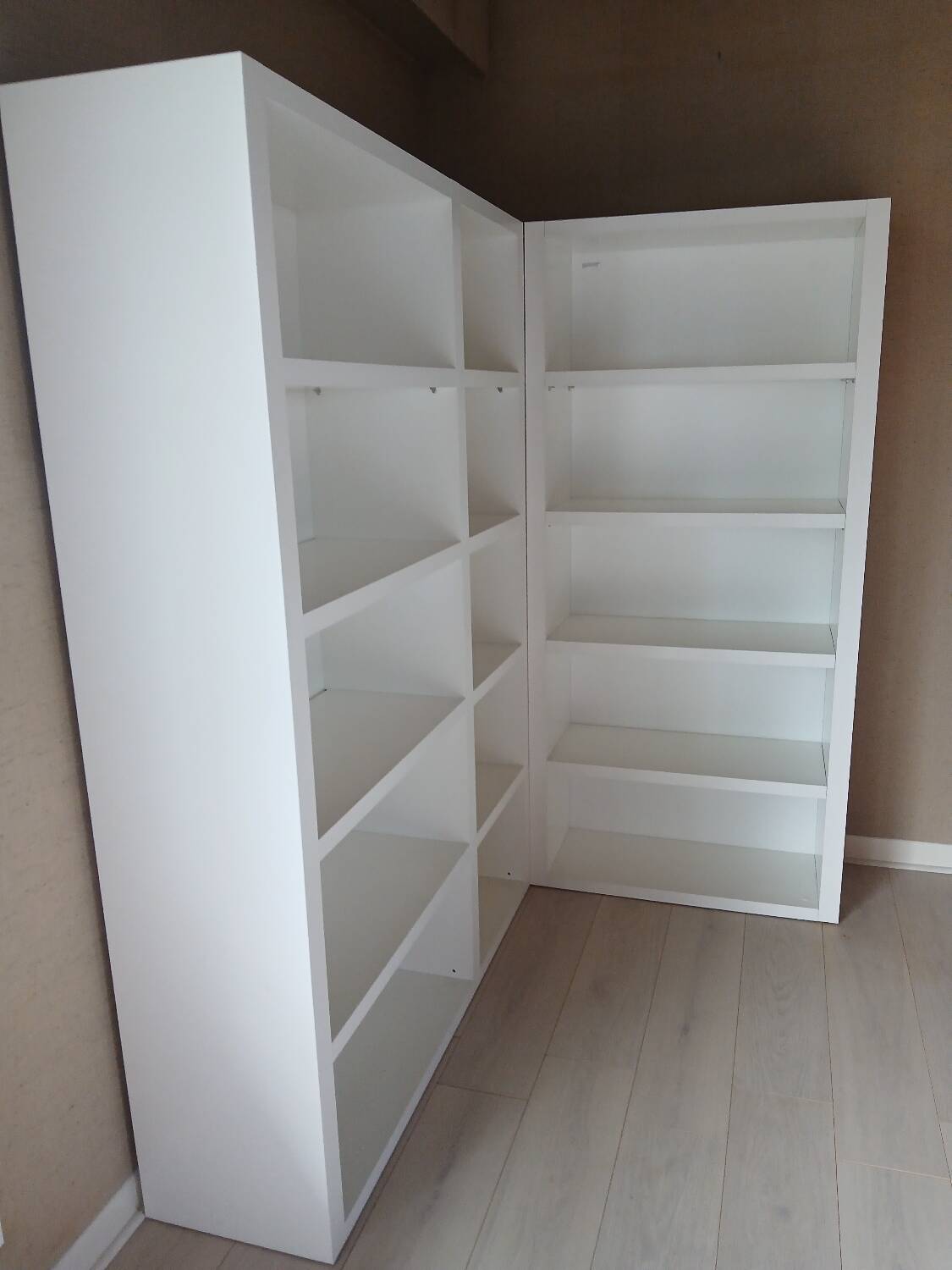 Gautier corner library – contemporary white lines