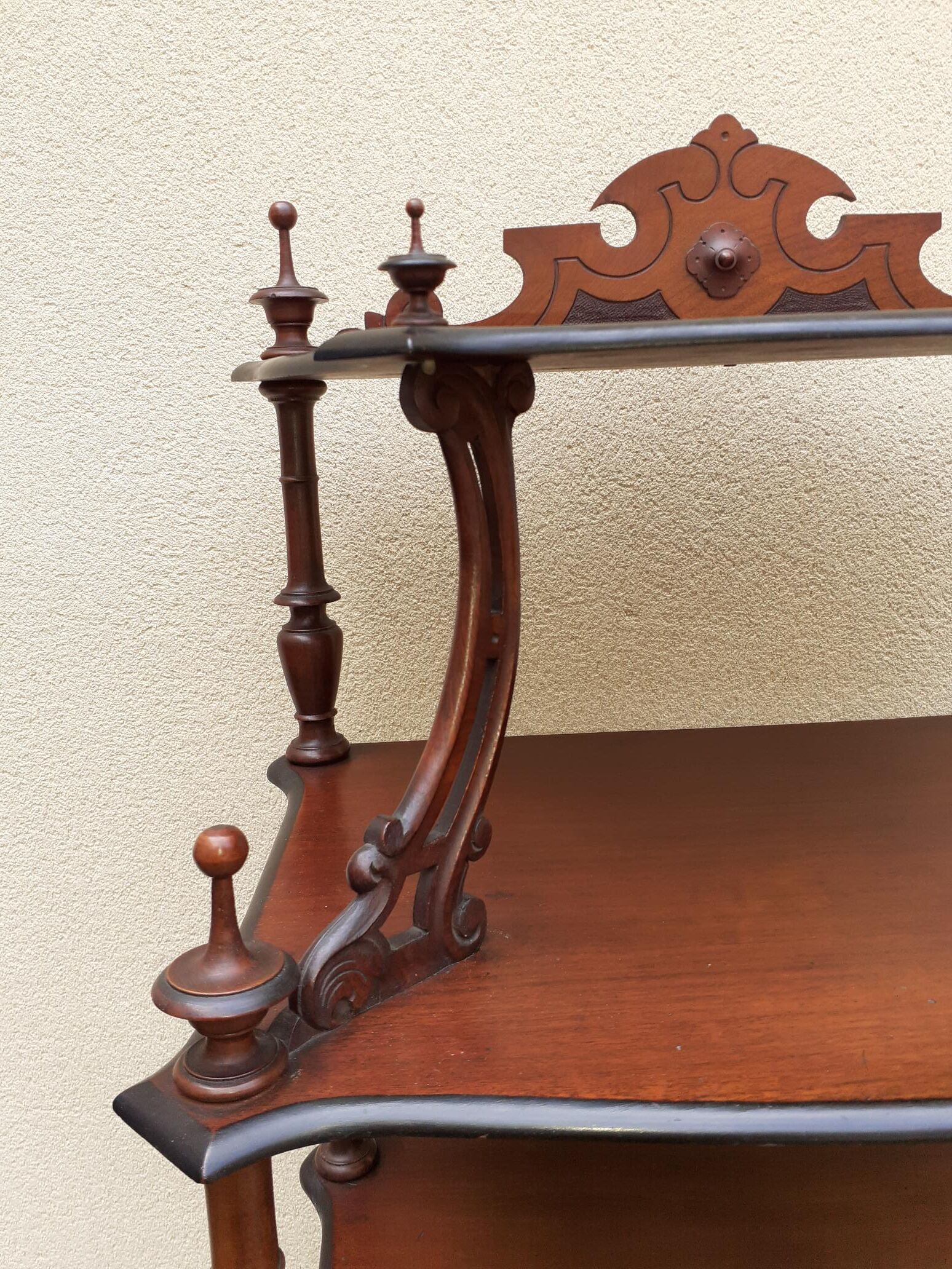 Napoleon III mahogany standing shelf