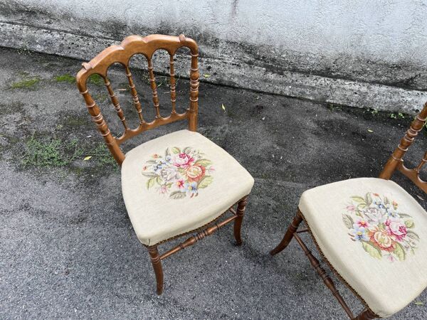 Paire de chaises anciennes en bois tourné, assise tapissée brodée