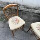 Paire de chaises anciennes en bois tourné, assise tapissée brodée