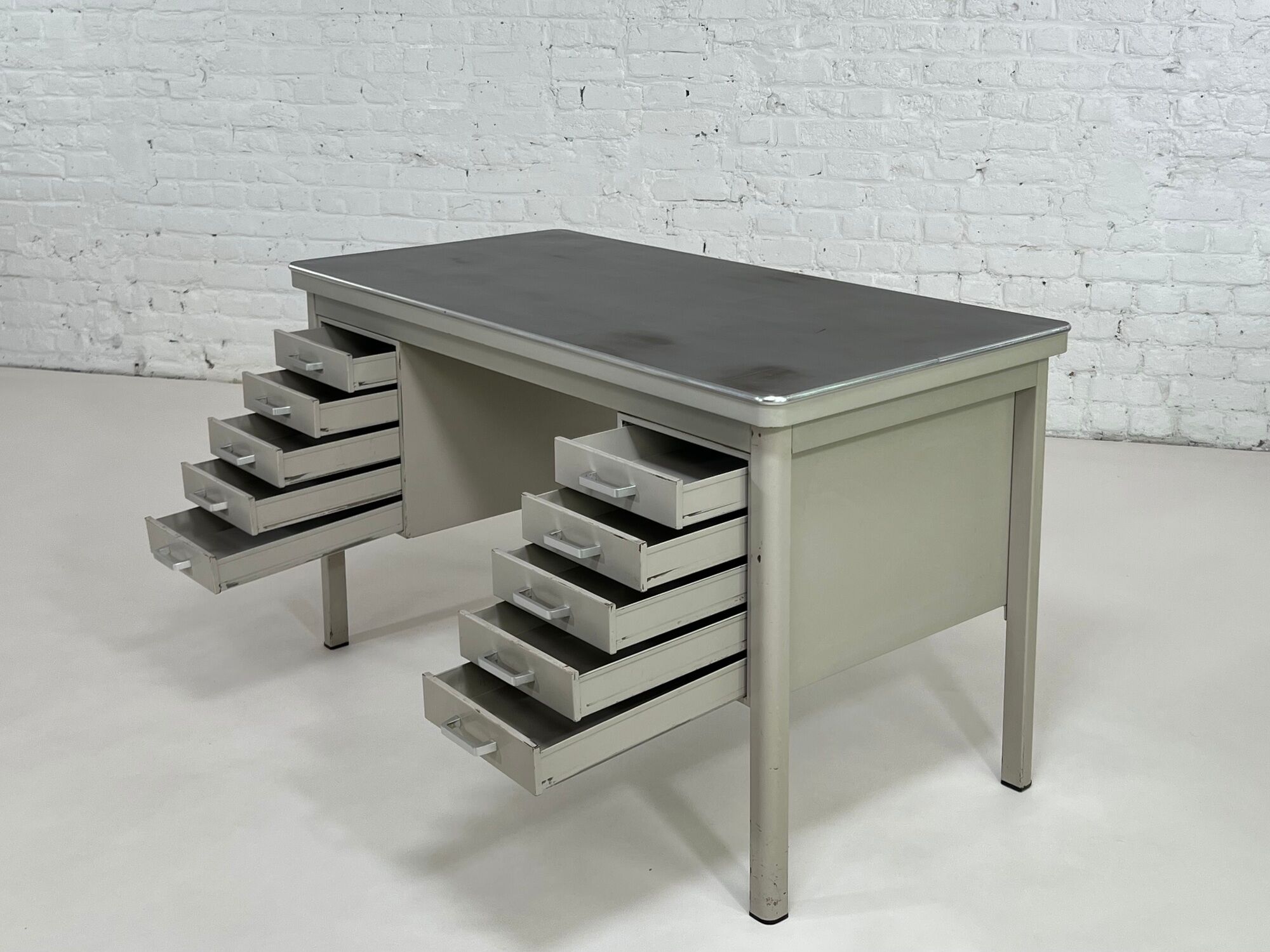 Office of the 50s in metal and industrial style