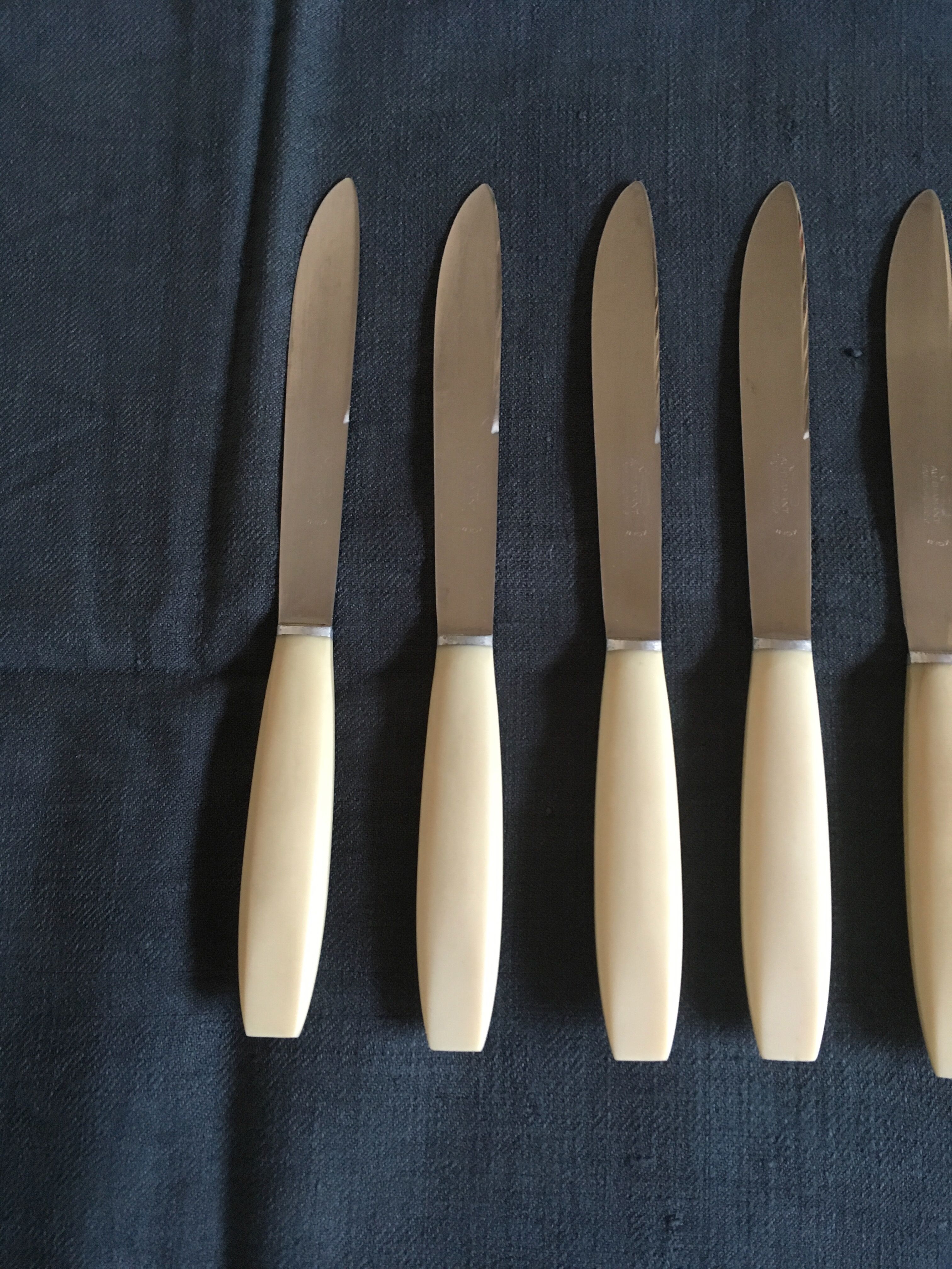 Set of 10 table knives in white Bakelite