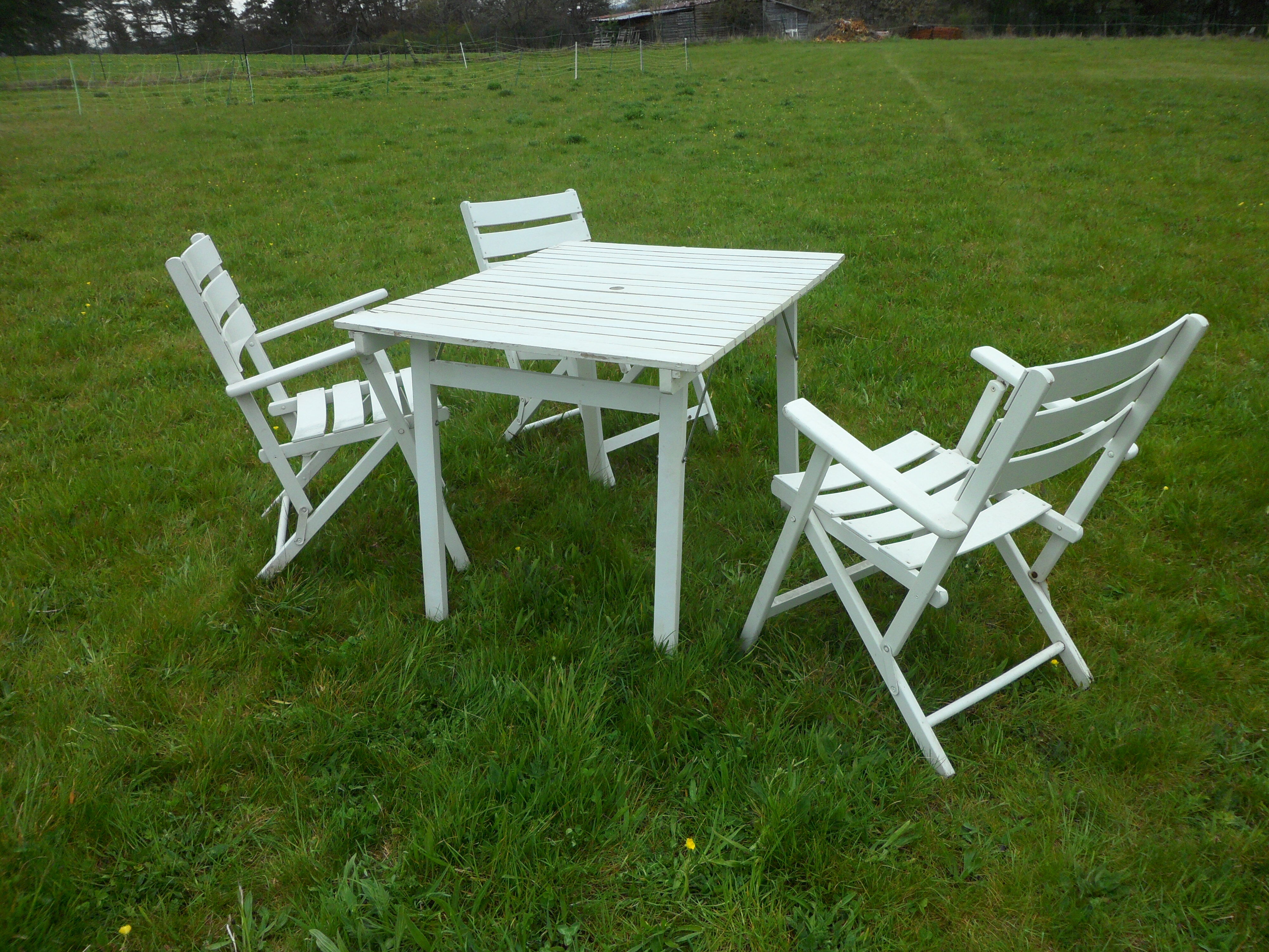 Salon de jardin table et 3 fauteuils en bois blanc