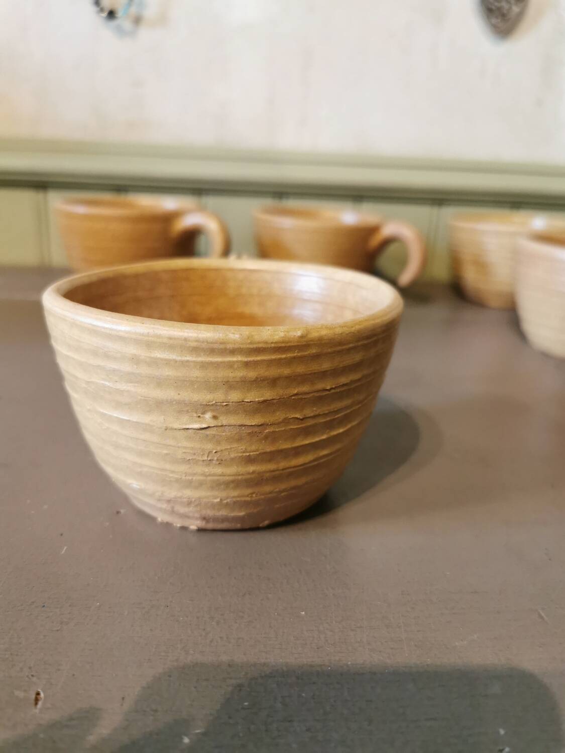 Suite de 8 grandes tasses vintage en grès