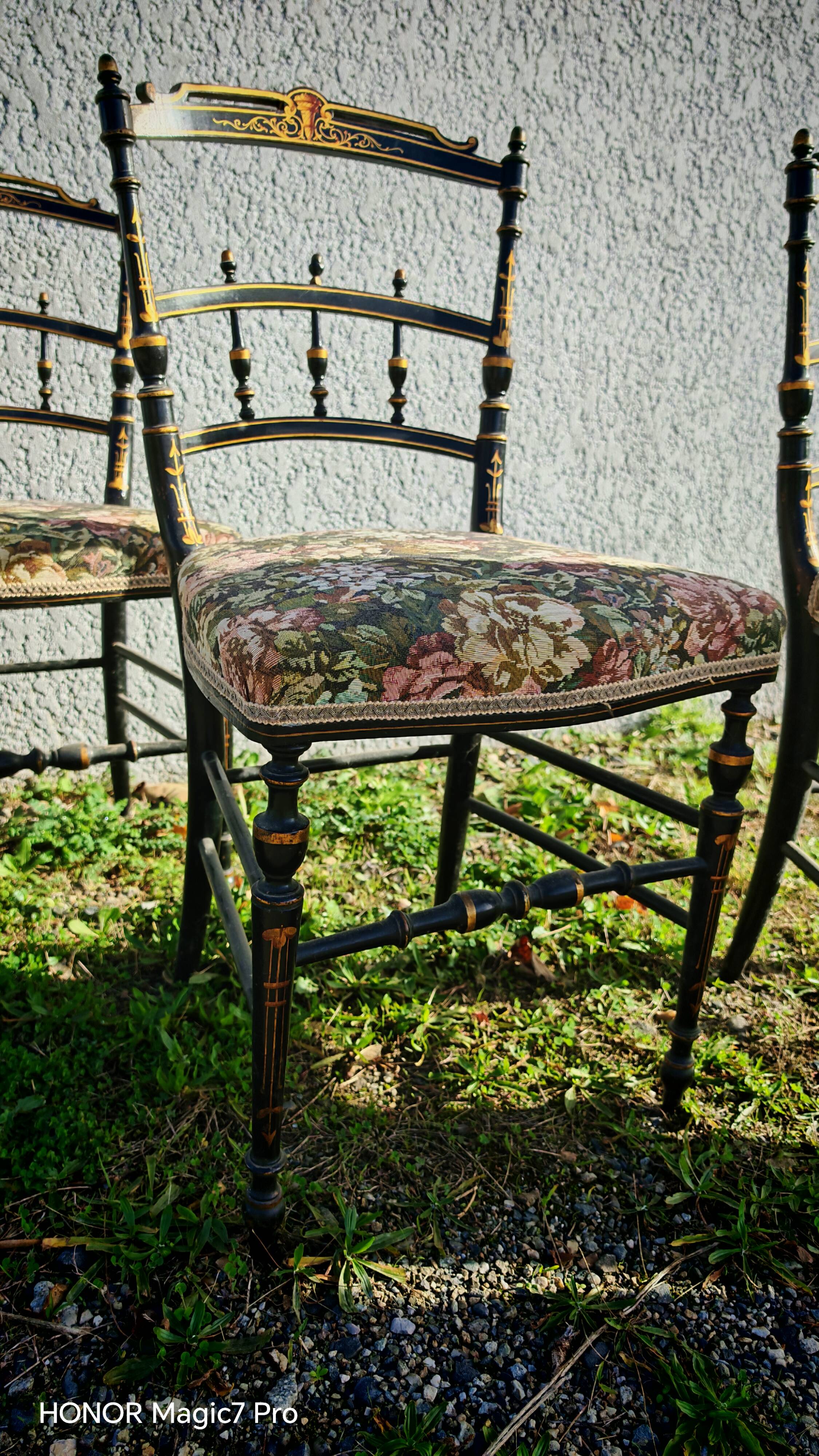 These magnificent Naolena III chairs are in excellent condition.