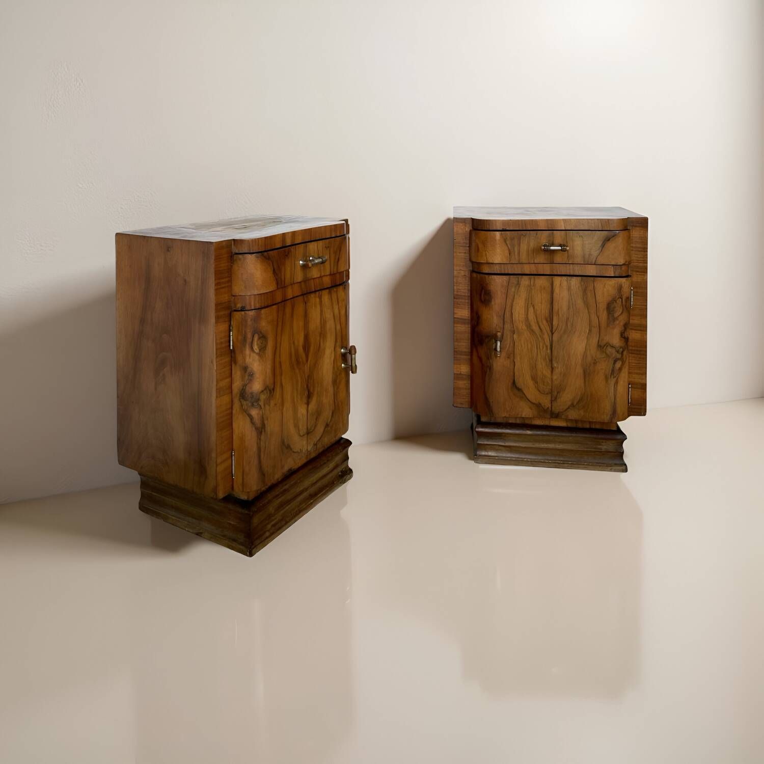 Tables de chevet Art déco italiennes en ronce de noyer, années 1930.