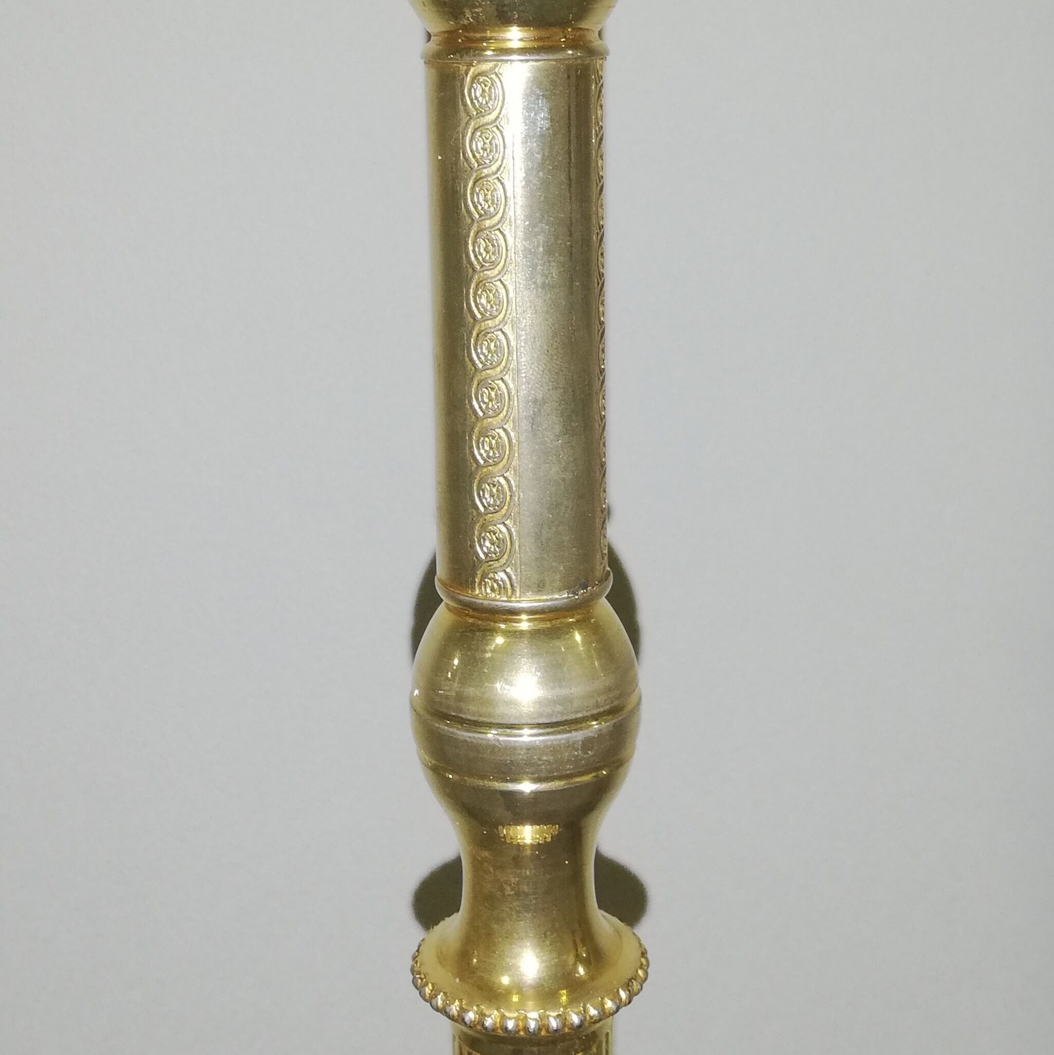 Lampadaire tripode en bronze doré et ciselé à hauteur variable