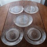 Lot d'assiettes anciennes en verre moulé