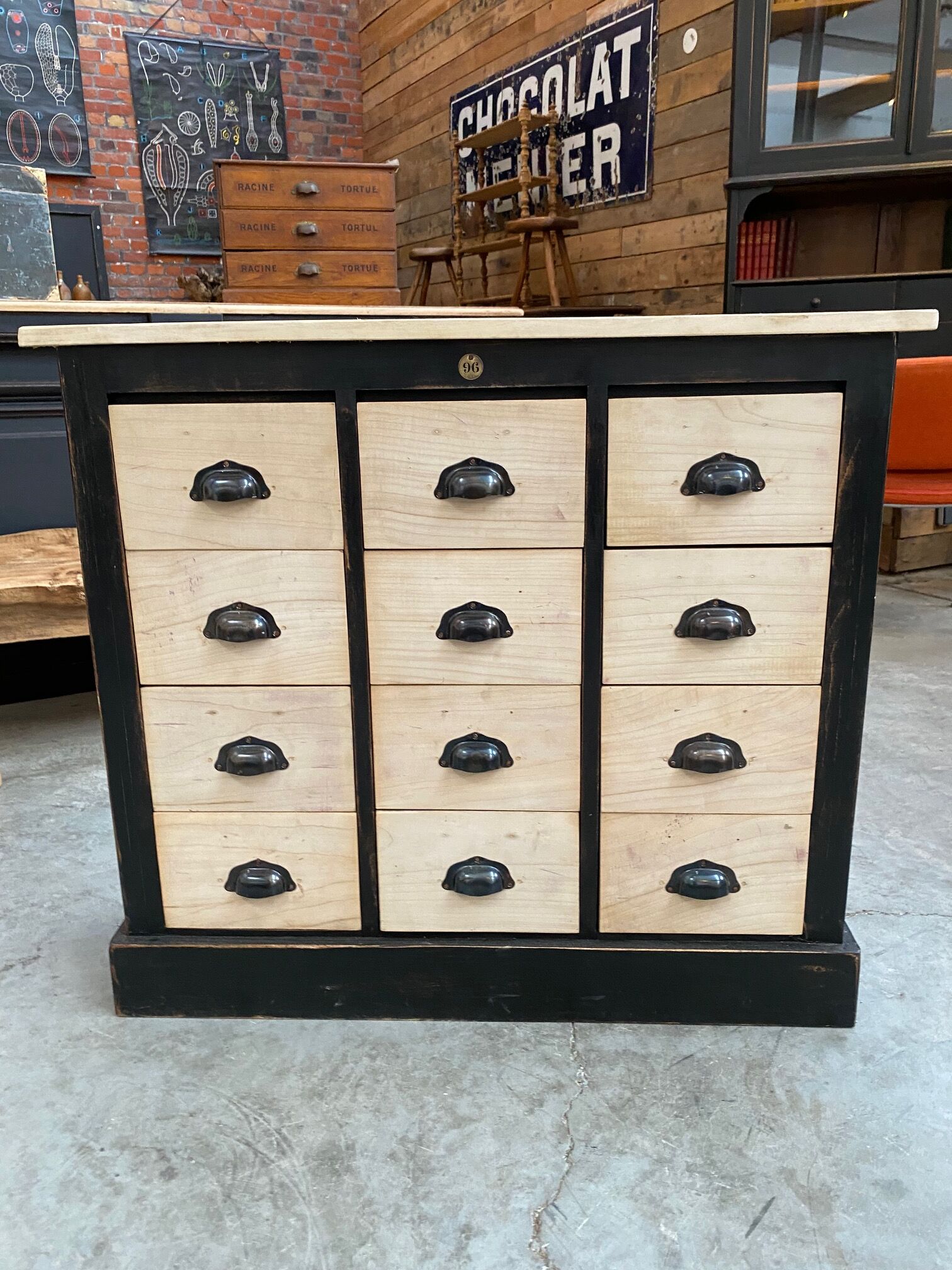Storage cabinet with drawers