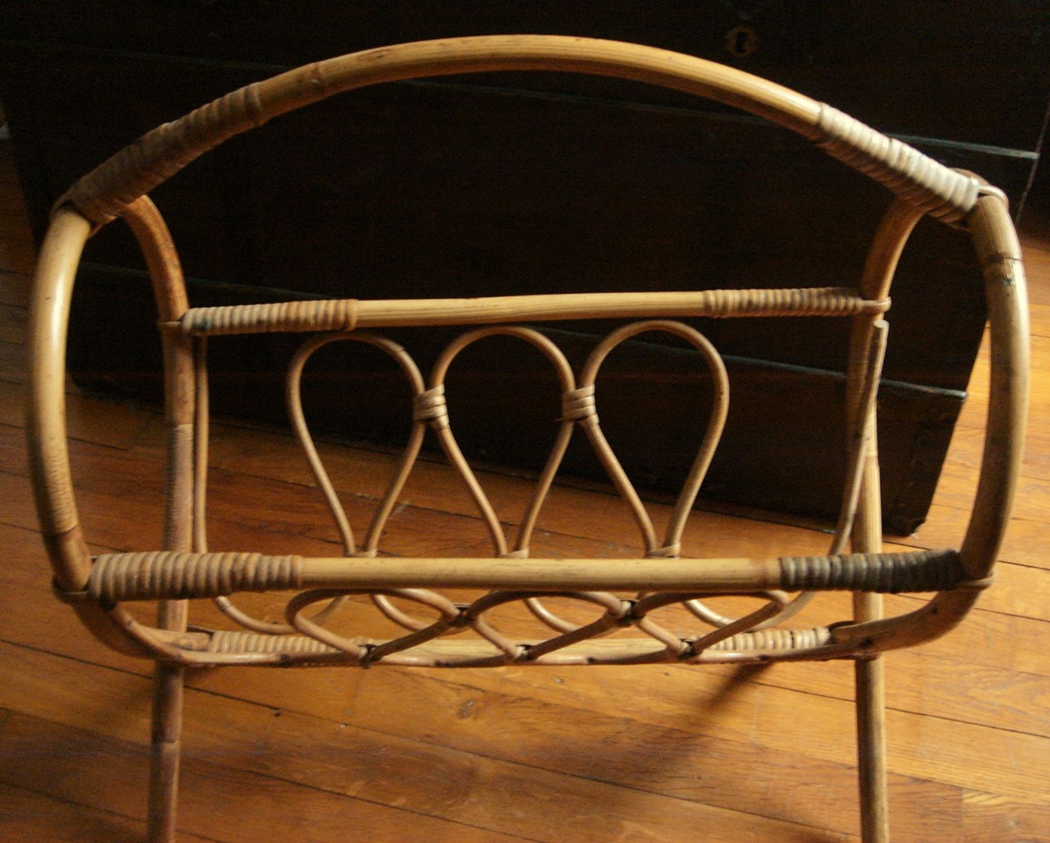 Magazine rack vintage rattan bamboo, cove round moving volutes feet