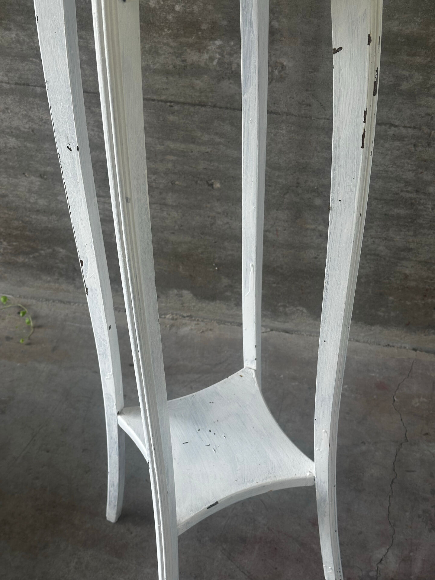 Sellette ancienne en bois peint blanc – H 110 cm