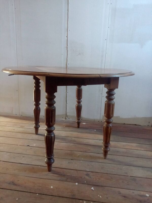 Table ronde en bois fruitier a allonges