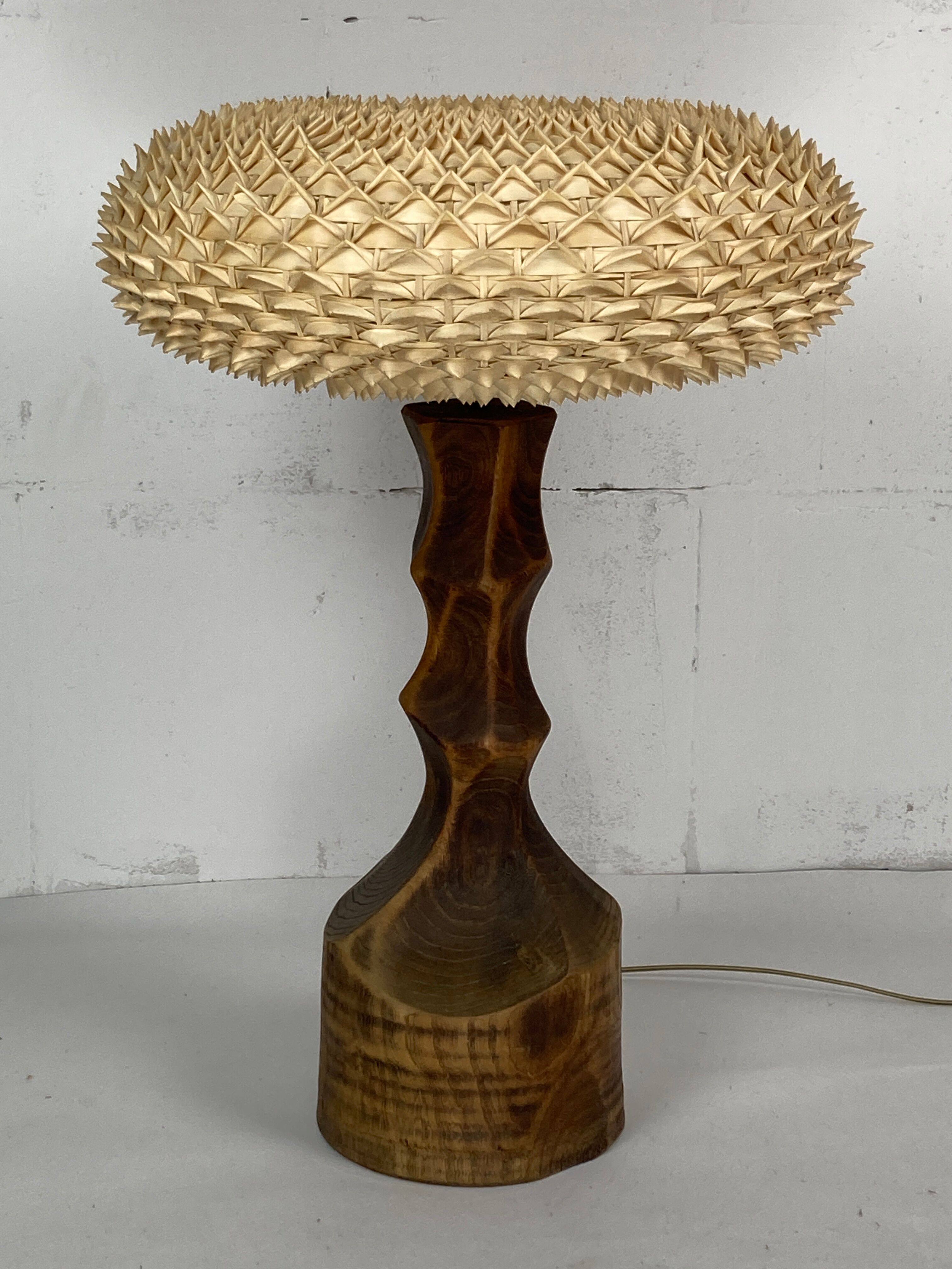 Large brutalist table lamp with rattan shade, Dutch ca 1960s ( 76 cm )