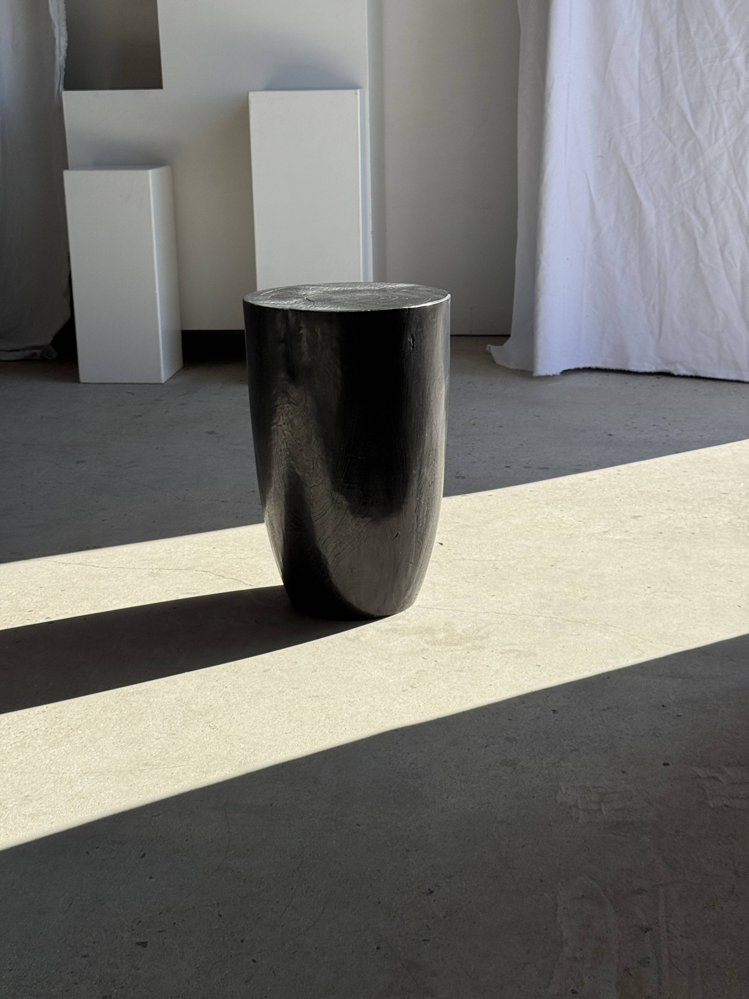 Stool, side table, end table in solid mango wood, cylindrical.