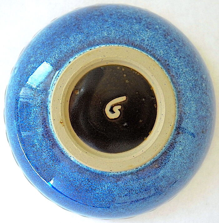 Cut or pocket in polychrome varnished sandstone with a blue and floral decoration