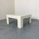Table basse blanche Space Age des années 1970.