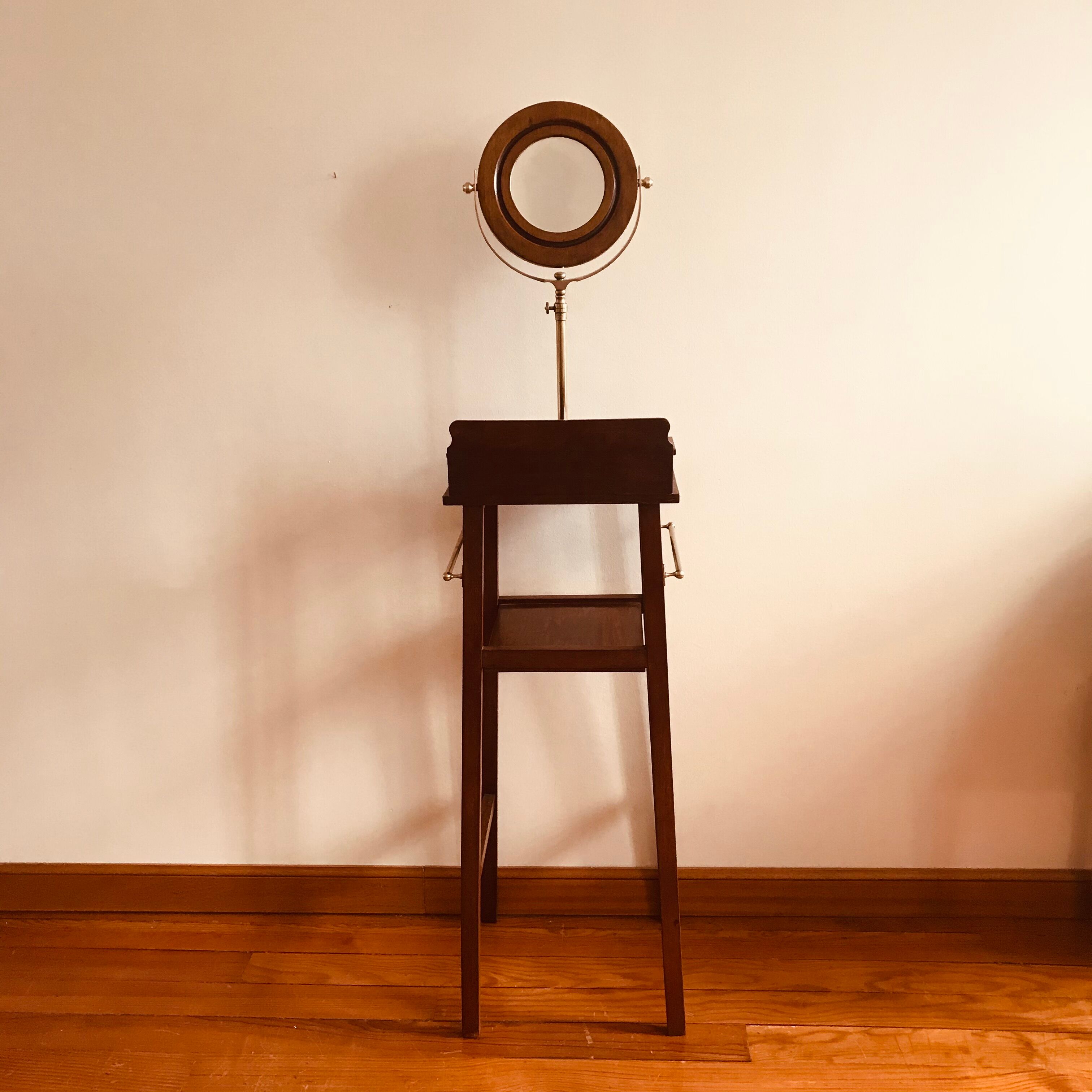 English barbier at the end of the 19th century. Mahogany and brass. Normal and magnifying mirror