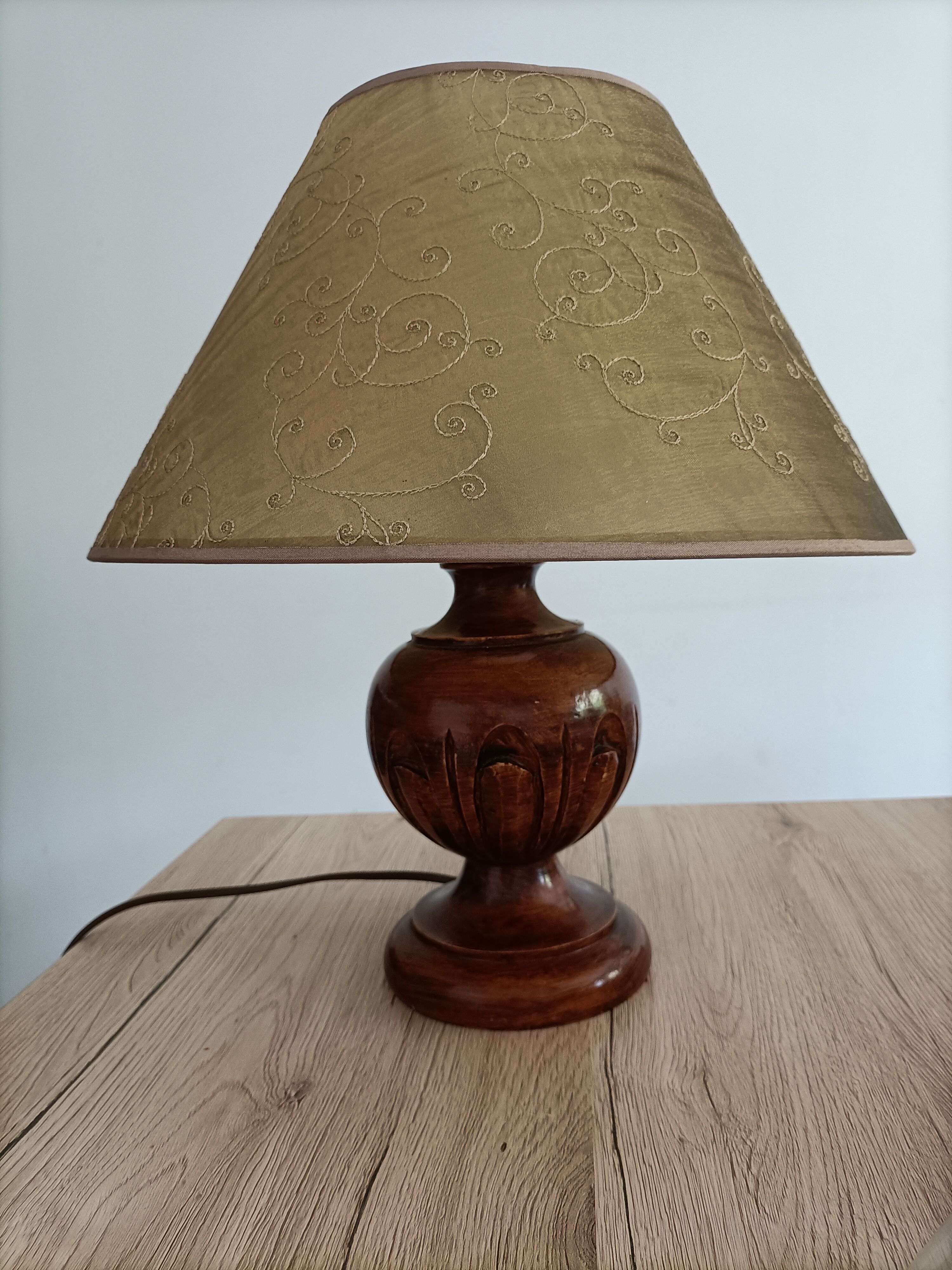 Vintage table lamp in turned wood and fabric lampshade