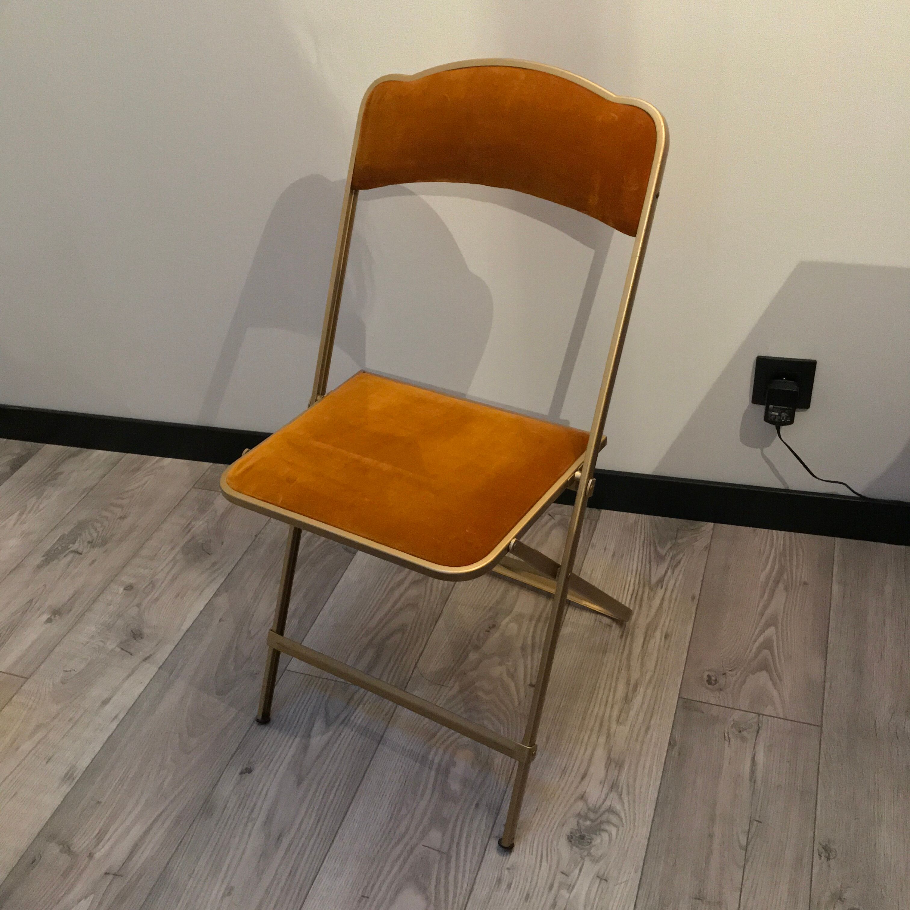 Chaise pliante en velours et laiton